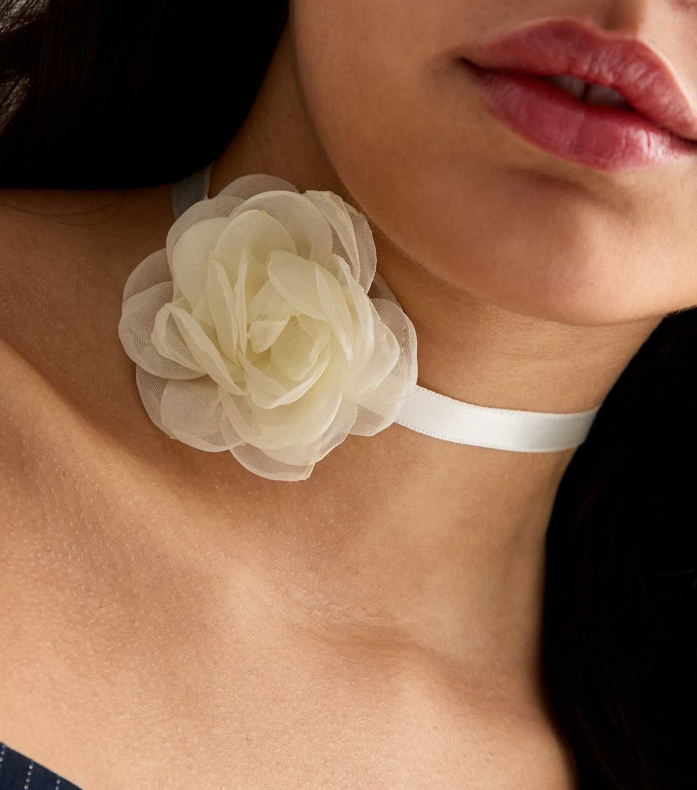 Cream Flower Corsage Choker
						
						Add to Saved Items
						Remove from Saved Items | New Look (UK)