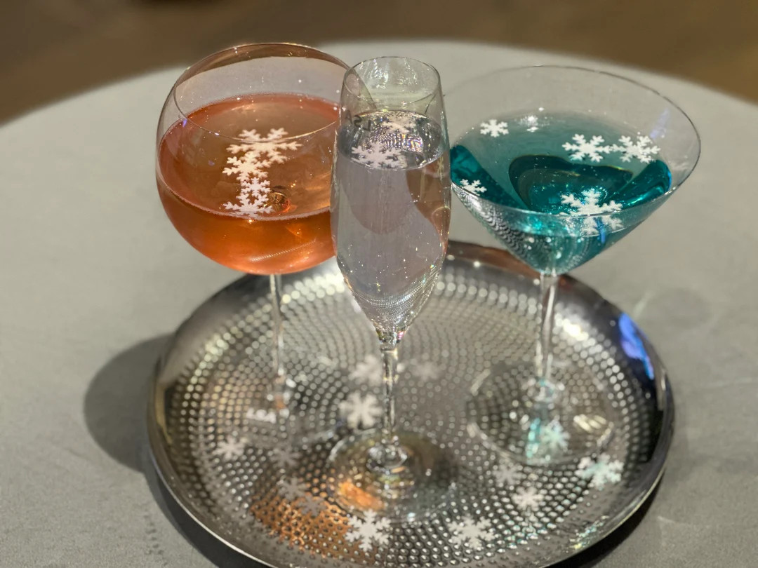 Edible pre-cut snowflake wafer toppers for drinks and cake decorating. Winter and Christmas theme | Etsy (US)