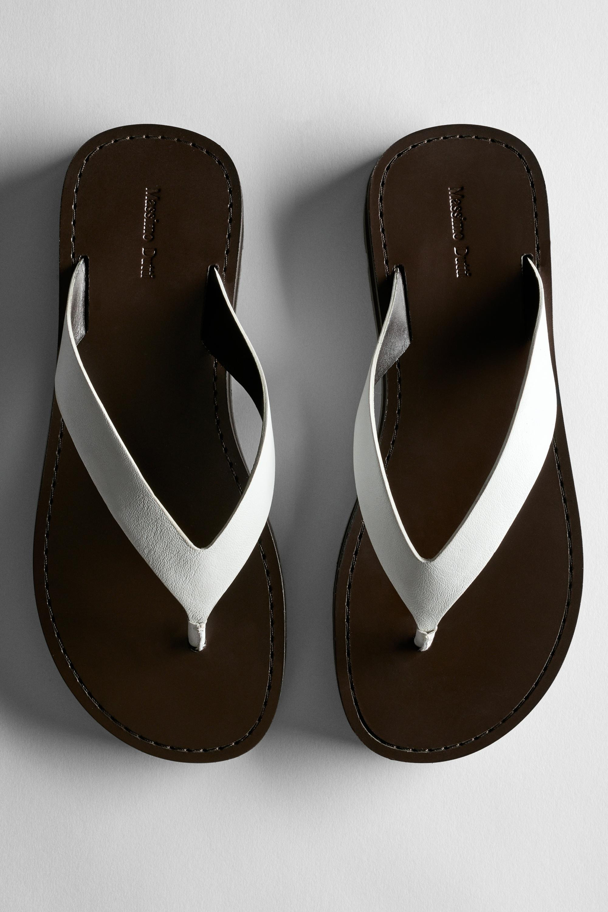 Flache Sandalen aus Schafsleder. Innenfutter und Brandsohle aus Leder. . Brandsohle mit Logo. Zeh... | Massimo Dutti DE