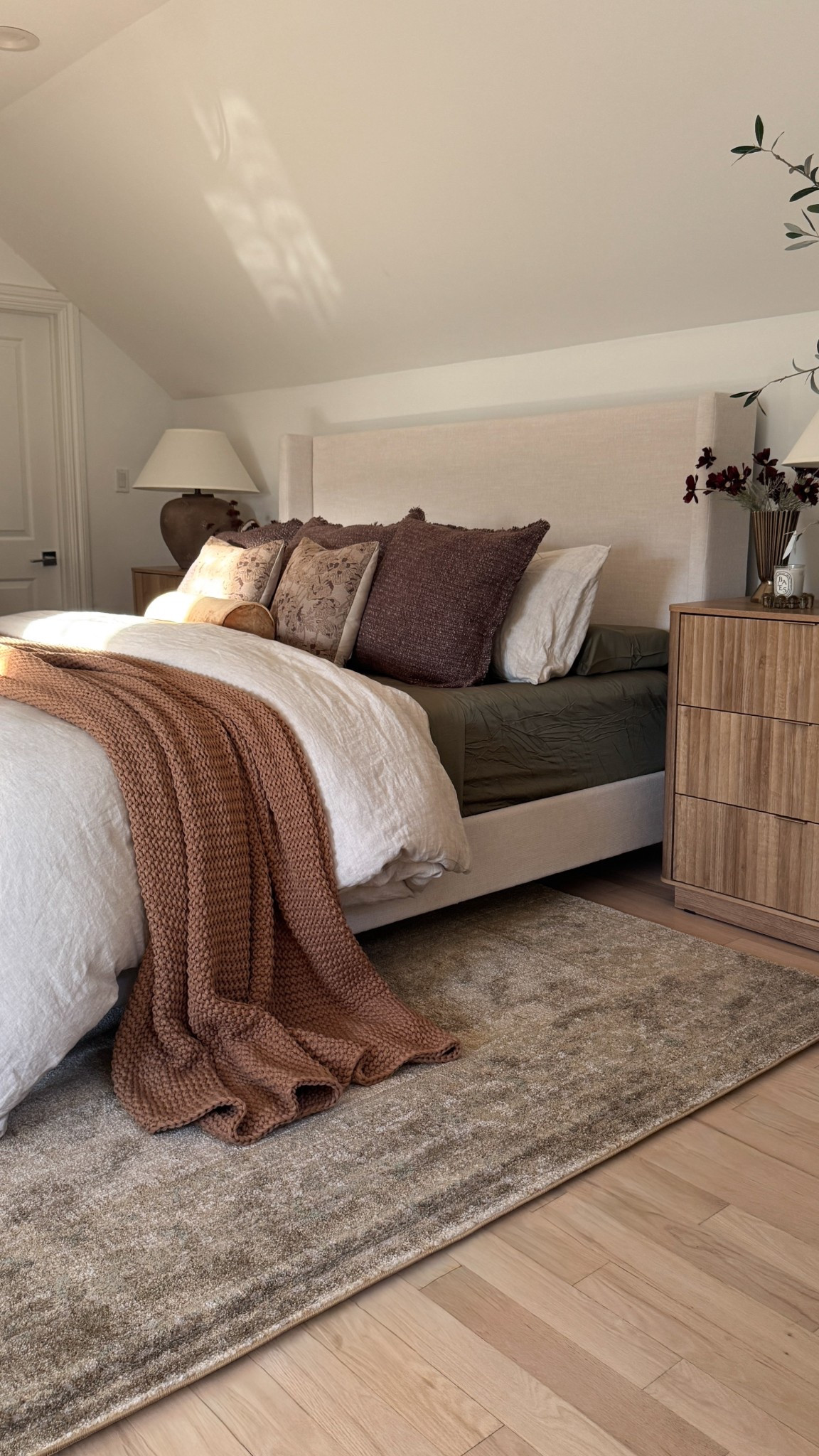 So many questions about my chunky knit throw! Linking it all below 🍂🤎

#LTKSaleAlert #LTKSeasonal #LTKHome