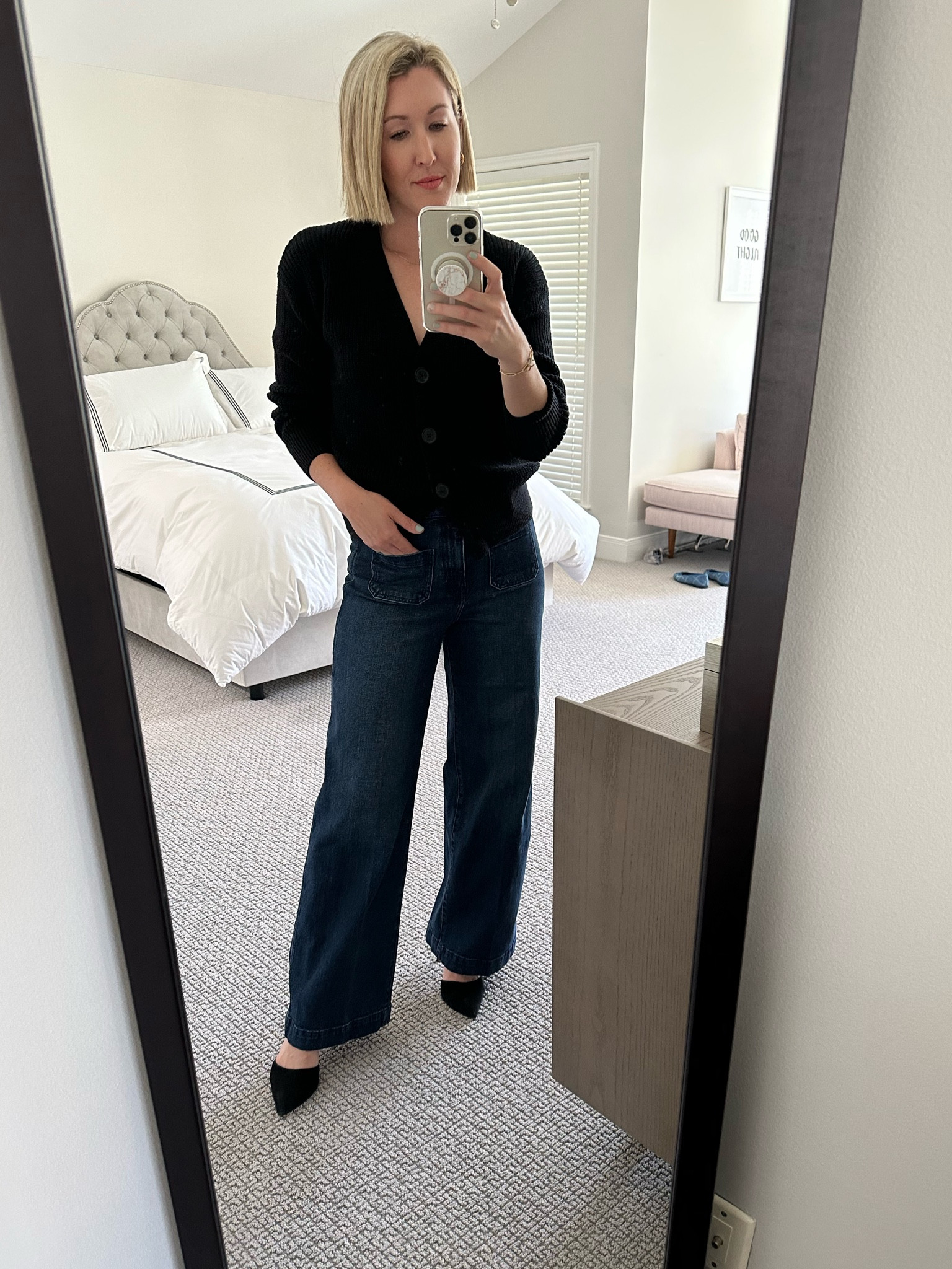 Black sweater, cardigan, dark jeans, old navy 

#LTKstyletip #LTKfindsunder100 #LTKfindsunder50