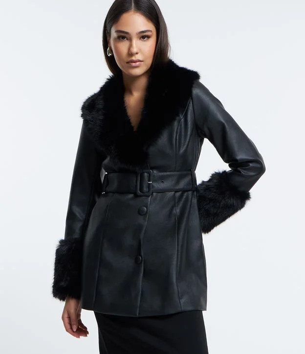 Casaco Alongado em Pu Texturizado com Gola e Punhos de Pelinhos Preto | Renner (BR)