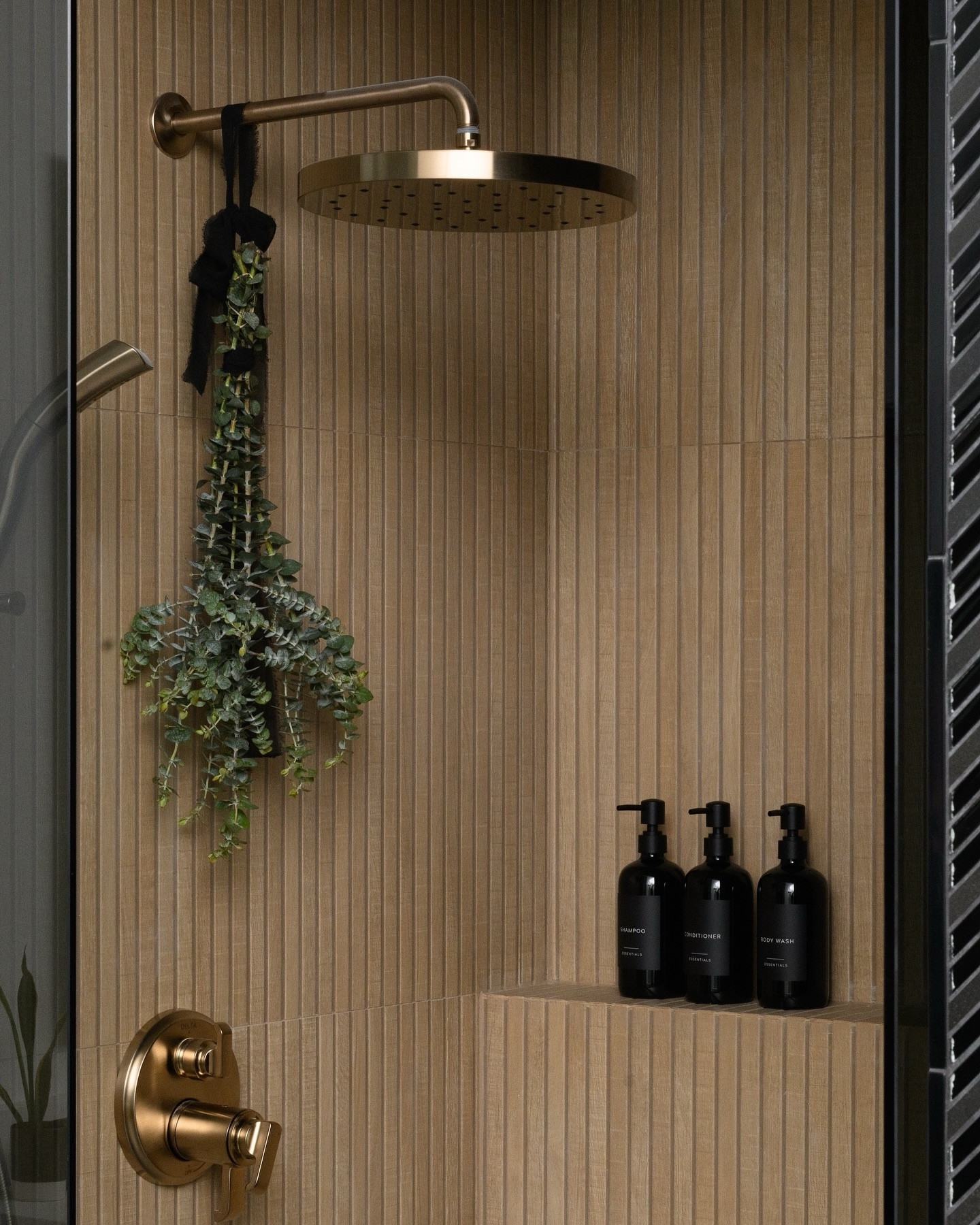 Intentional lighting ➖ turns an every day routine into a whole experience 😄 

📸 @cassidydruryphotography 
.
.
.
.
.
#bathroominspirations 
Neutral bathroom
Wood look tile 
Modern bathroom design
Champagne bronze 
@deltafaucet