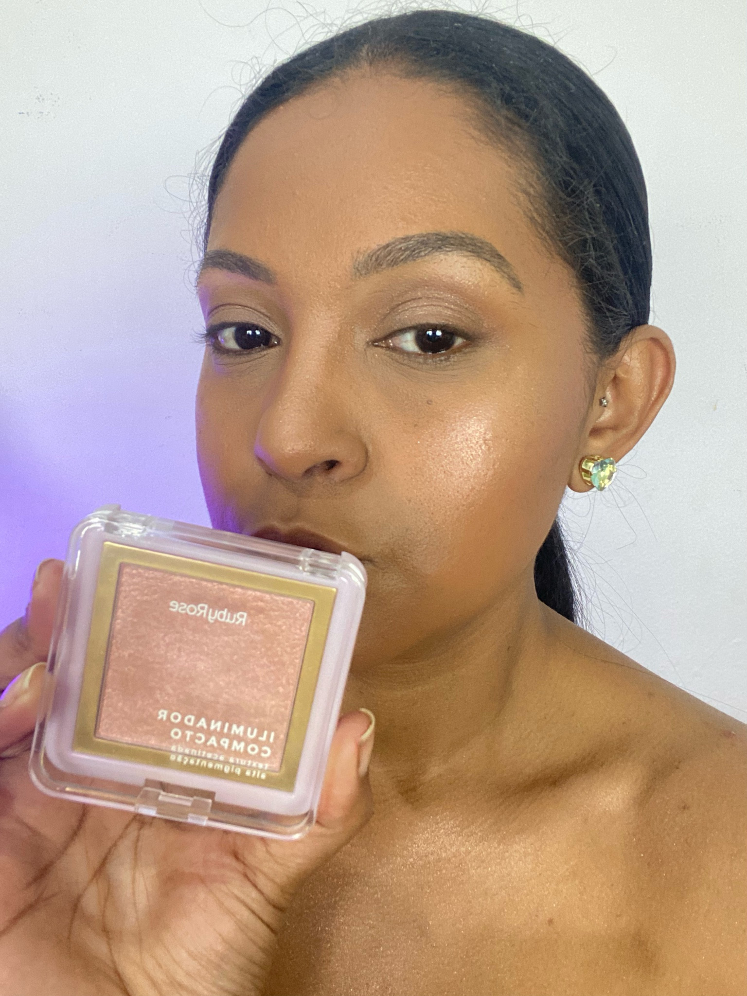 Esse iluminador deixará sua pele com o glow perfeito! ✨

* Iluminador Compacto Ruby Rose com textura cream poder, acabamento acetinado e alta pigmentação que amamos.
O iluminador possui 6 tons para causar aquele efeito
Glow Face, para um brilho instantâneo, usei a cor:
HL90.


PRINCIPAIS BENEFÍCIOS
- Alta pigmentação
- Textura acetinada
- Longa duração e fixação.


✅ Minha nota pra esse iluminador é 1000/10, tá aprovado!

#LTKbeauty #LTKSeasonal #LTKhome