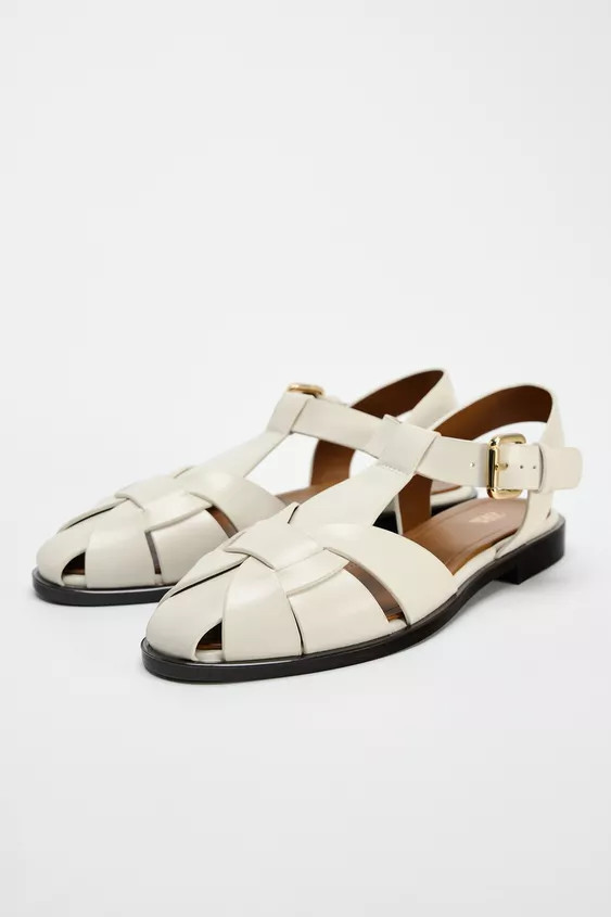 Flat cage sandals. Flat sole. Back strap with adjustable side buckle fastening. Rounded toe.Sole ... | Zara US
