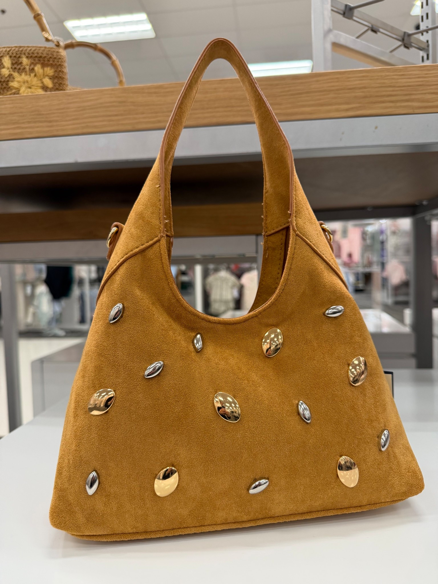 The kind of bag that makes the whole outfit.
Rich tones, subtle statement… obsessed 🤎✨

#LTKFestival #LTKootd #LTKSeasonal