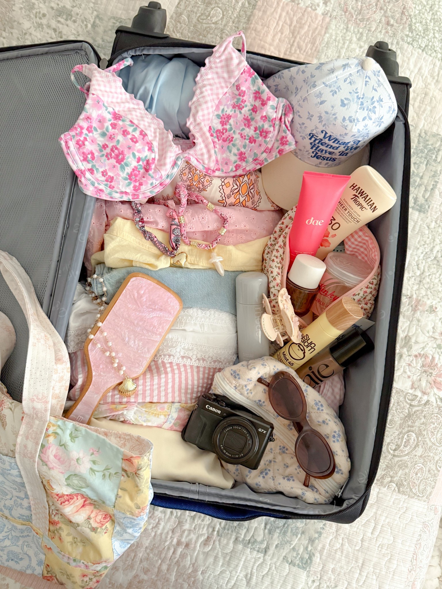 necklaces: @shopglowinggrace
trucker hat: altar’d state