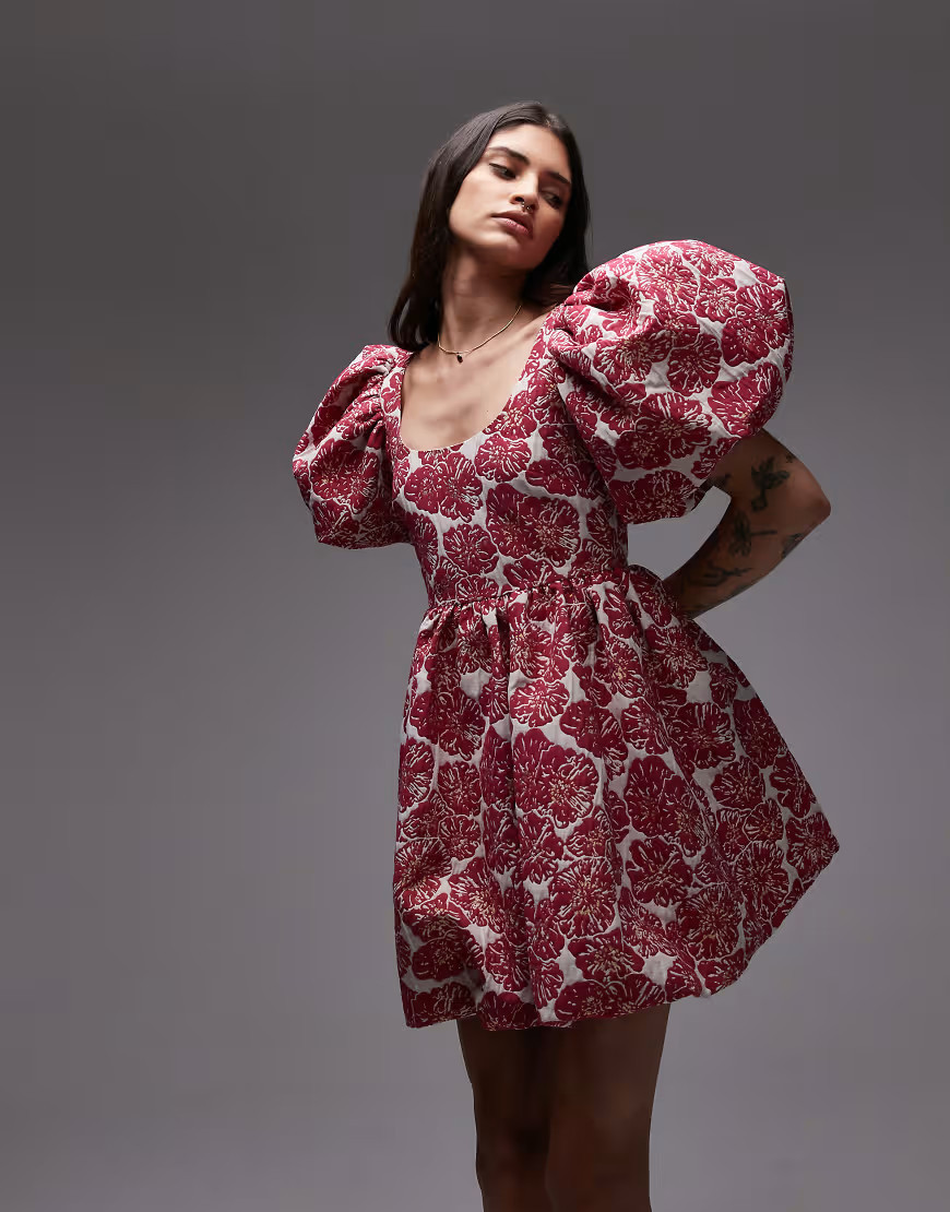 & Other Stories – Kurzes Brokat-Kleid in Rosa mit auffälligen Puffärmeln, tiefem Rückenausschnitt und Blumenmuster | ASOS (Global)