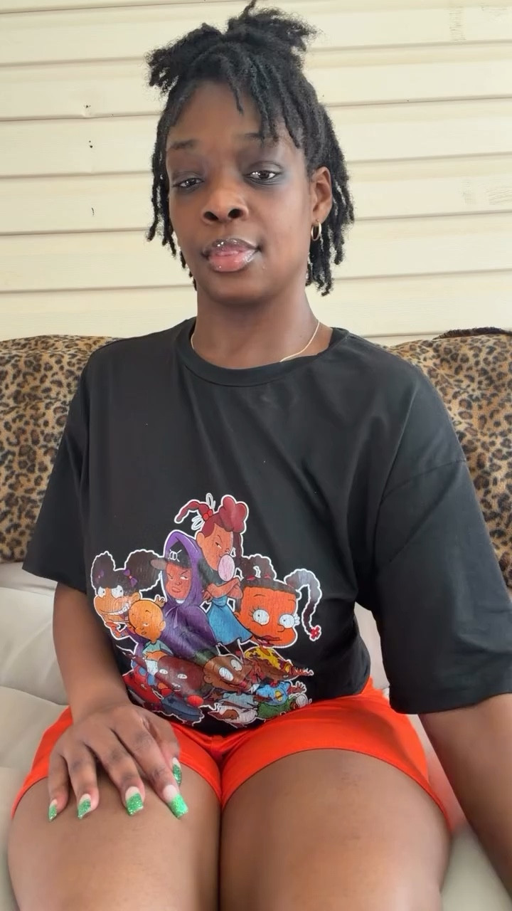 left - pushin’ peach 🍑 
right - where’d my mango 🥭 

click the link in bio for a discount to try the sisters 

@clapbackwines #clapbackambassador