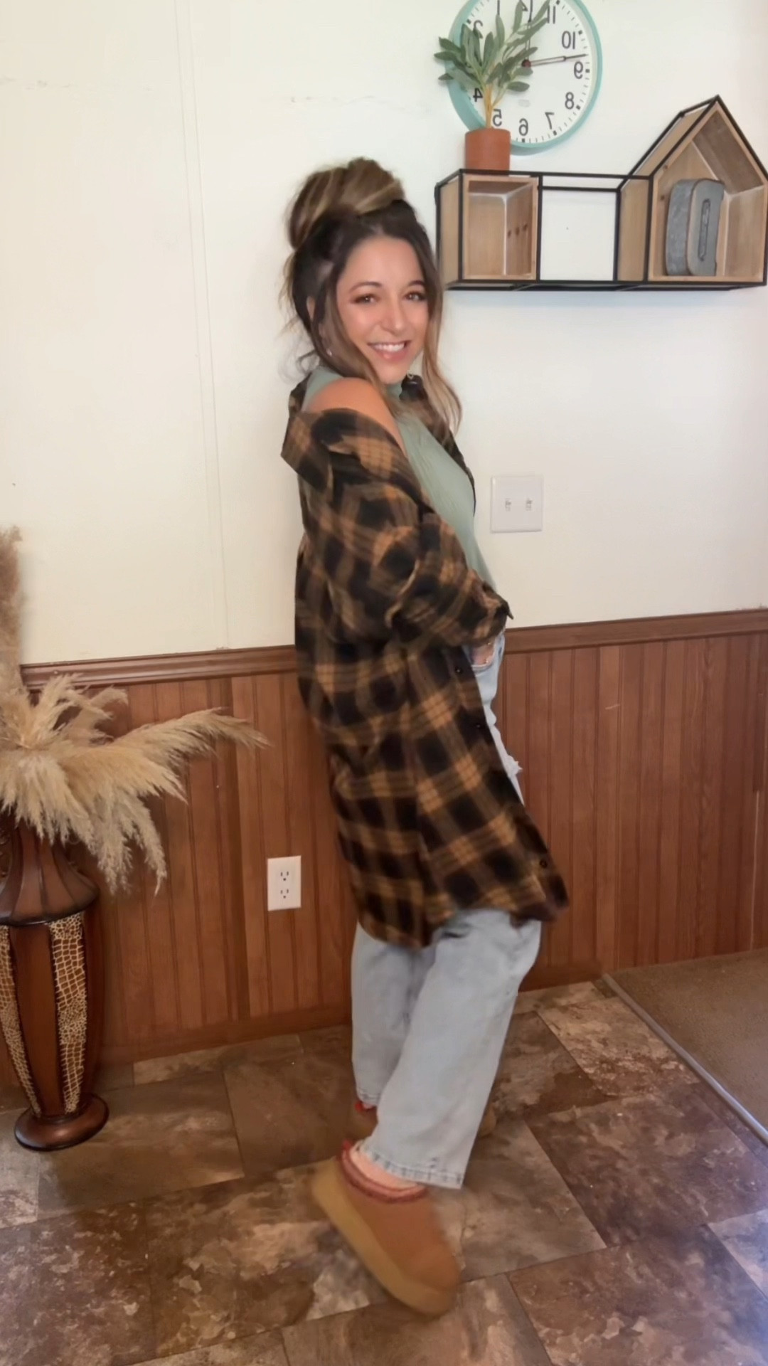 4 ways to style a plaid button up #fallfashion #fallstyle #plaid #plaidbuttonup #easyfalllook #style #affordablefashion 
