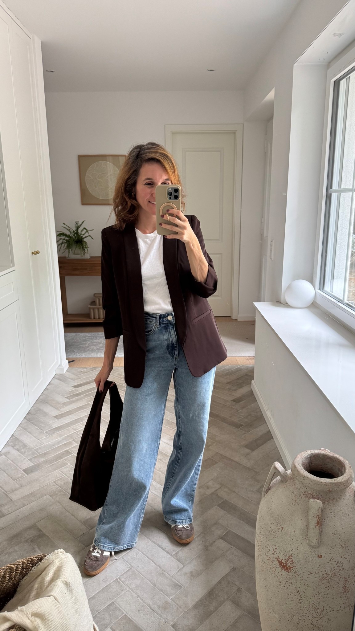 Ich gewöhne mich immer mehr und mehr ein meine Wide leg Jeans und finde dieses Outfit richtig schön für den Herbst! 🍂 Im Grunde nur Jeans mit weißem T-Shirt aber mit ein paar braunen Must-Haves kombiniert 🐻

Trage bei den Jeans von only Größe 27 und Länge 30 bei 163cm und beim Blazer von next Größe 34

#LTKjeans #LTKdeutschland #LTKautumn