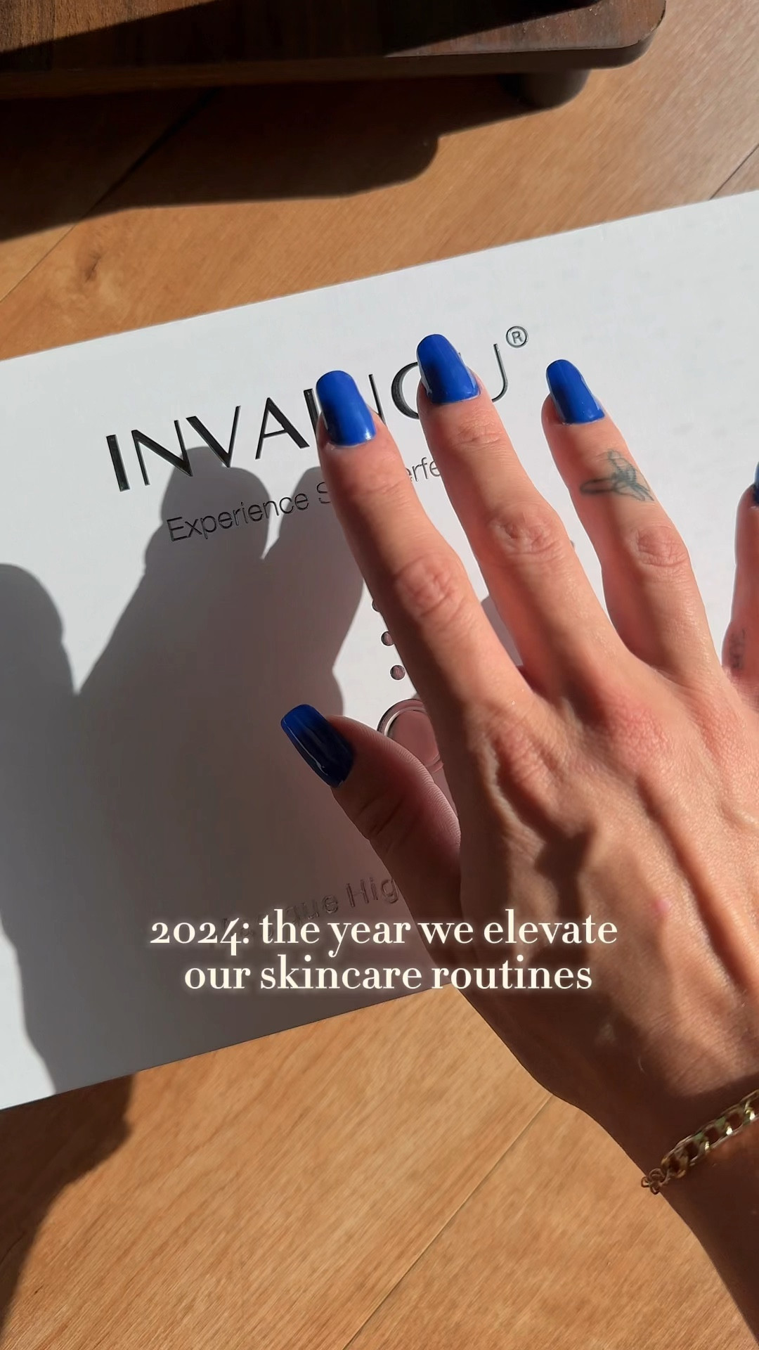 turning back time, one zap at a time⚡️🙌🏼

the invaincu magique high frequency wand uses infrared light technology to safely AND naturally stimulate the skins production of collagen & elastin🧖🏼‍♀️🤝🏼🌟

✨AND right now they’re offering 25% off your first order!✨ 

#invaincuhealth #skincare #skincareroutine #antiaging #skincareproducts #skingoals 