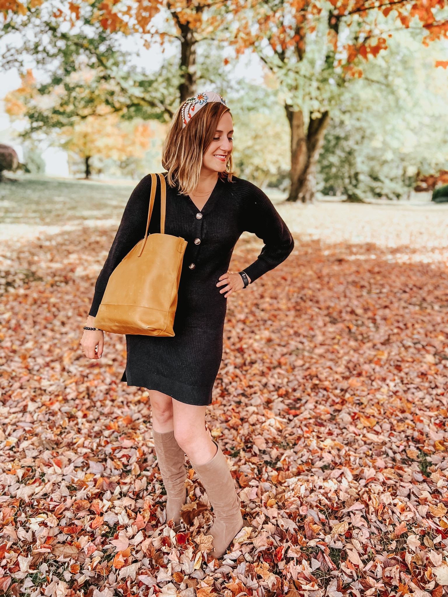  Confession: choosing to invest in quality products and staple wardrobe pieces has been a game changer for me! Yes, I’m becoming addicted to fashion-forward pieces that stand the test of time. Highlighting in this reel @able ‘s Alberta Crossbody Tote —a signature staple I use daily. It’s beautiful, and I will keep it for years to come. Use my code GLENNYHOLIDAY40 for 40% off your @able purchase anytime now through November 28! So many fabulous signature specials from bags, jewelry, and clothes on sale @able — don’t miss out. This dress is from @amazon @merokeetyofficial —and is the most comfortable and cozy choice in my wardrobe. Love wearing it as the season transitions from fall to winter. Check out these items and more in my stories and highlights. I will also add the outfit on @liketoknow.it and my blog!
.
.
.
.
.
. 
#asseenonme #wiw #ootd  #photooftheday📷  #kyblogger #louisville #louisvillwblogger #southernblogger  #everydayfashion #bloggerphotography #outfitinspirations #southernfashion  #whatiwear #girlstyles #everydayblogger #fashioneveryday #wearablestyle #myoutfittoday #womenoffashion #theglennygirl #blackFriday #sale

#LTKHoliday #LTKSeasonal