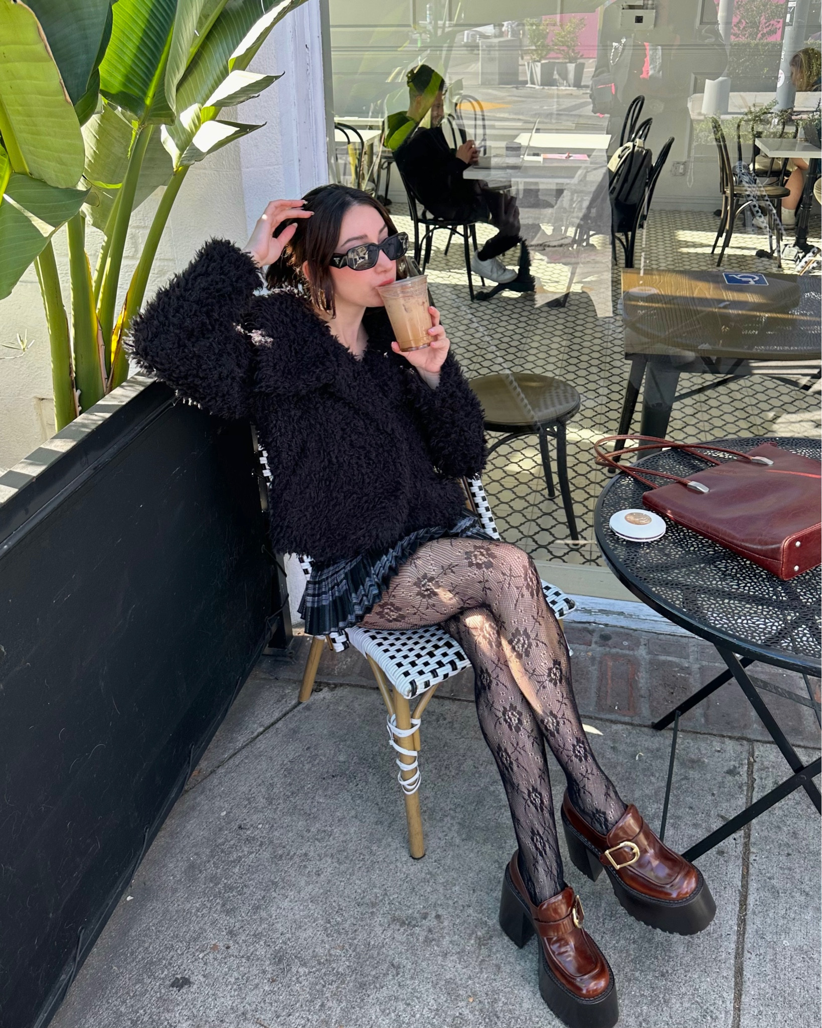 Cafe fit! 
Og brands:

Jacket - zara
Shoes - Marc Jacobs
Skirt - Forever 21