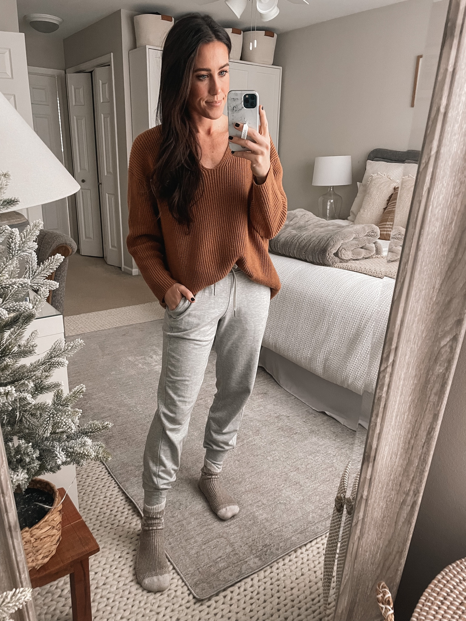 12.5.22
Lululemon Joggers, Sweater

#LTKSeasonal #LTKstyletip