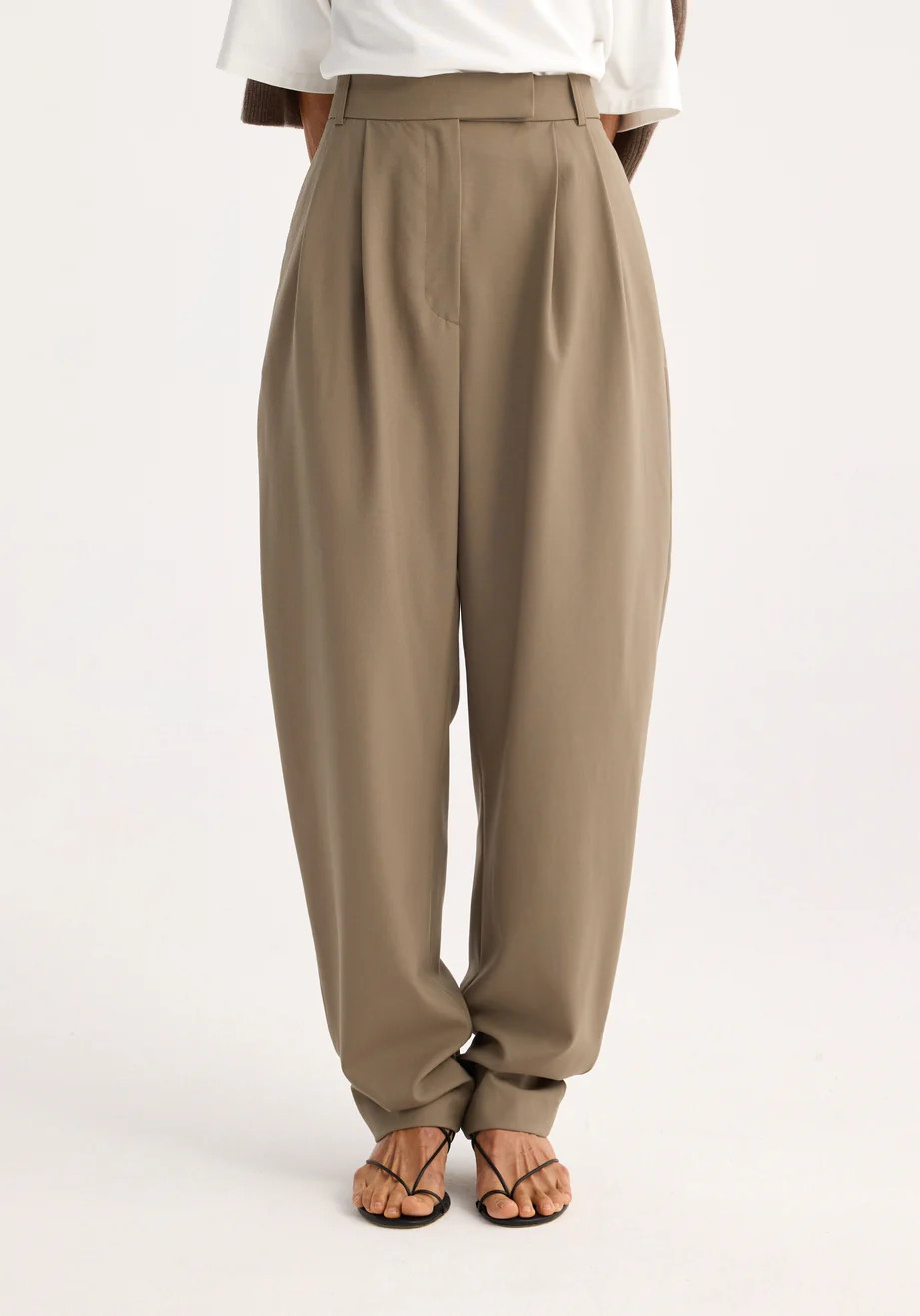 round-leg tailored trousers | khaki | Rohe