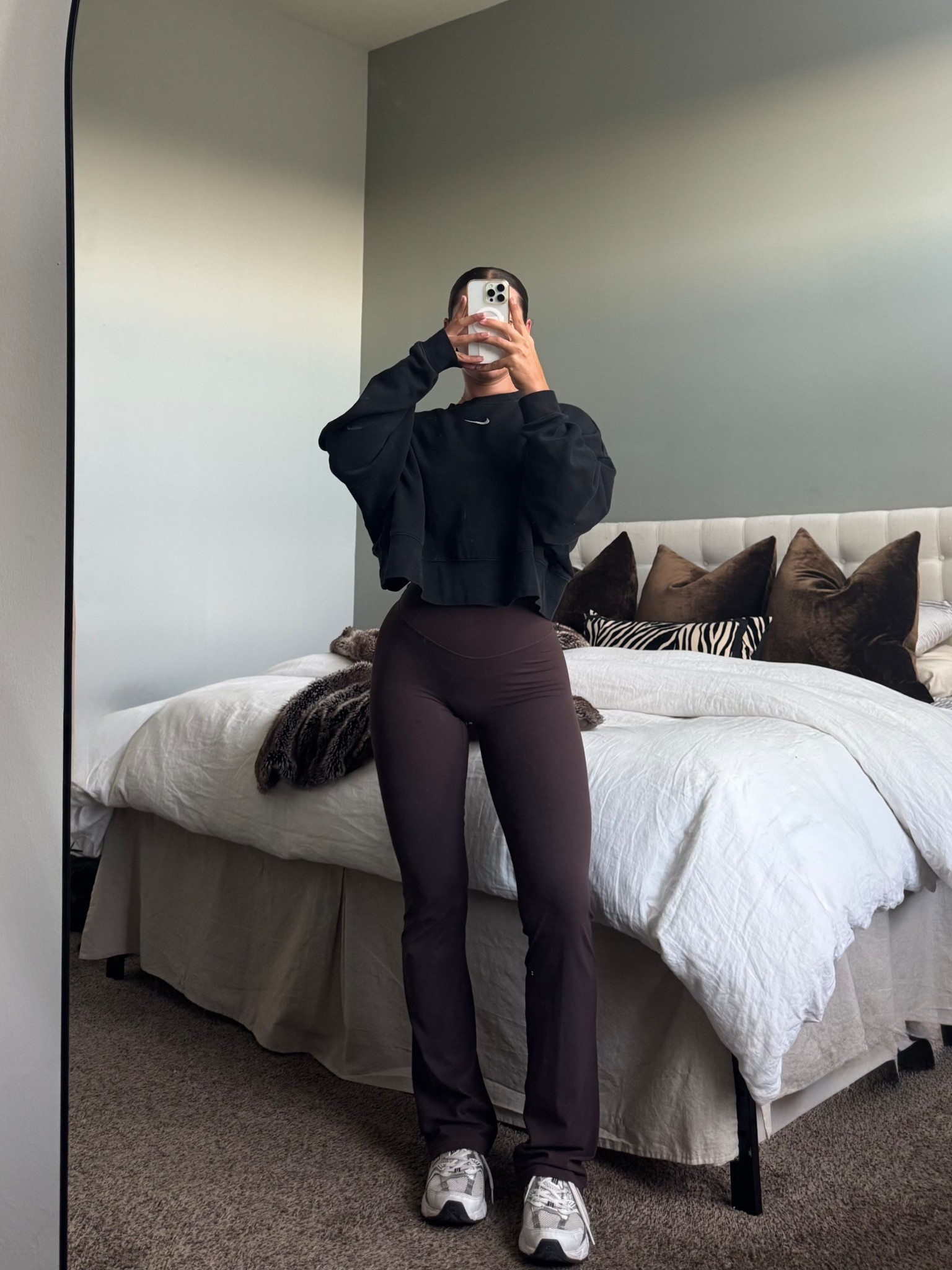 Wearing a size small regular length in the trousers (also linked a more affordable option) & medium sweatshirt 🤎