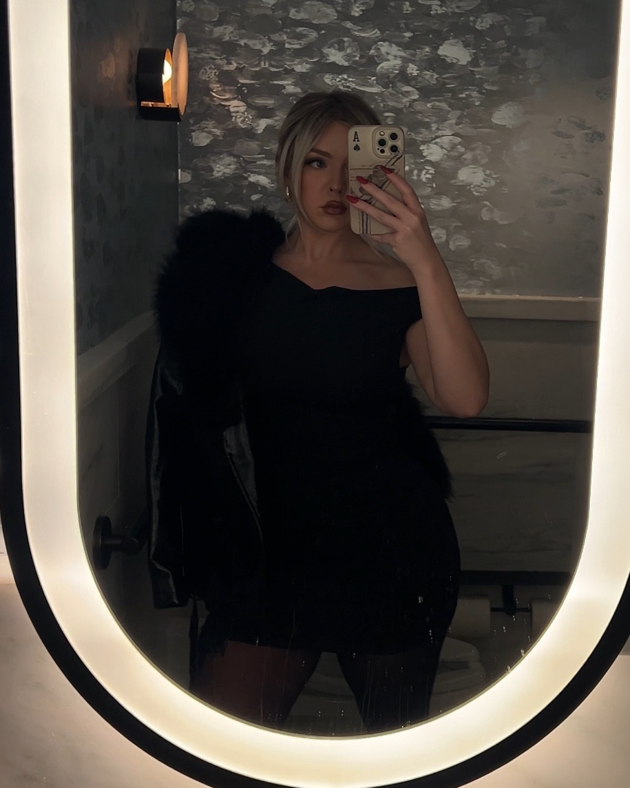 if you buy one dress from Aritzia, it NEEDS to be this one. I get so many compliments, it snatches you and is very classy. 10/10. 
#aritzia #hourglassstyle #winterootn #midsize #ltkfashion #lbd 