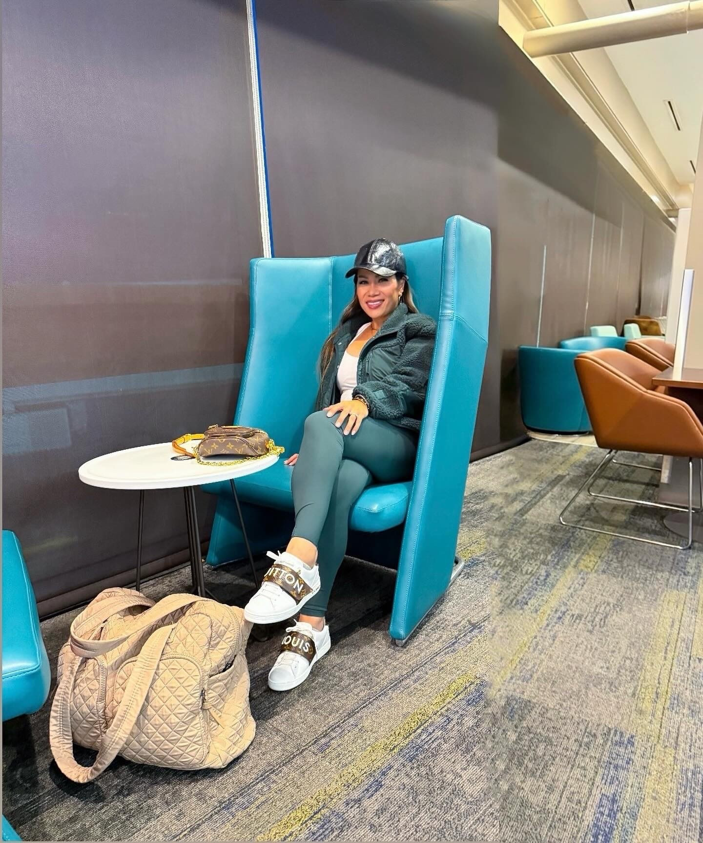 Airport lounge vibes ✈️✨
Traveling comfy never looked this chic  #FableticsPartner
Wearing my go-to @fabletics Everpine set 💚— soft, sleek, and airport approved! 💺🧳
Because style + comfort = the perfect travel duo 💫