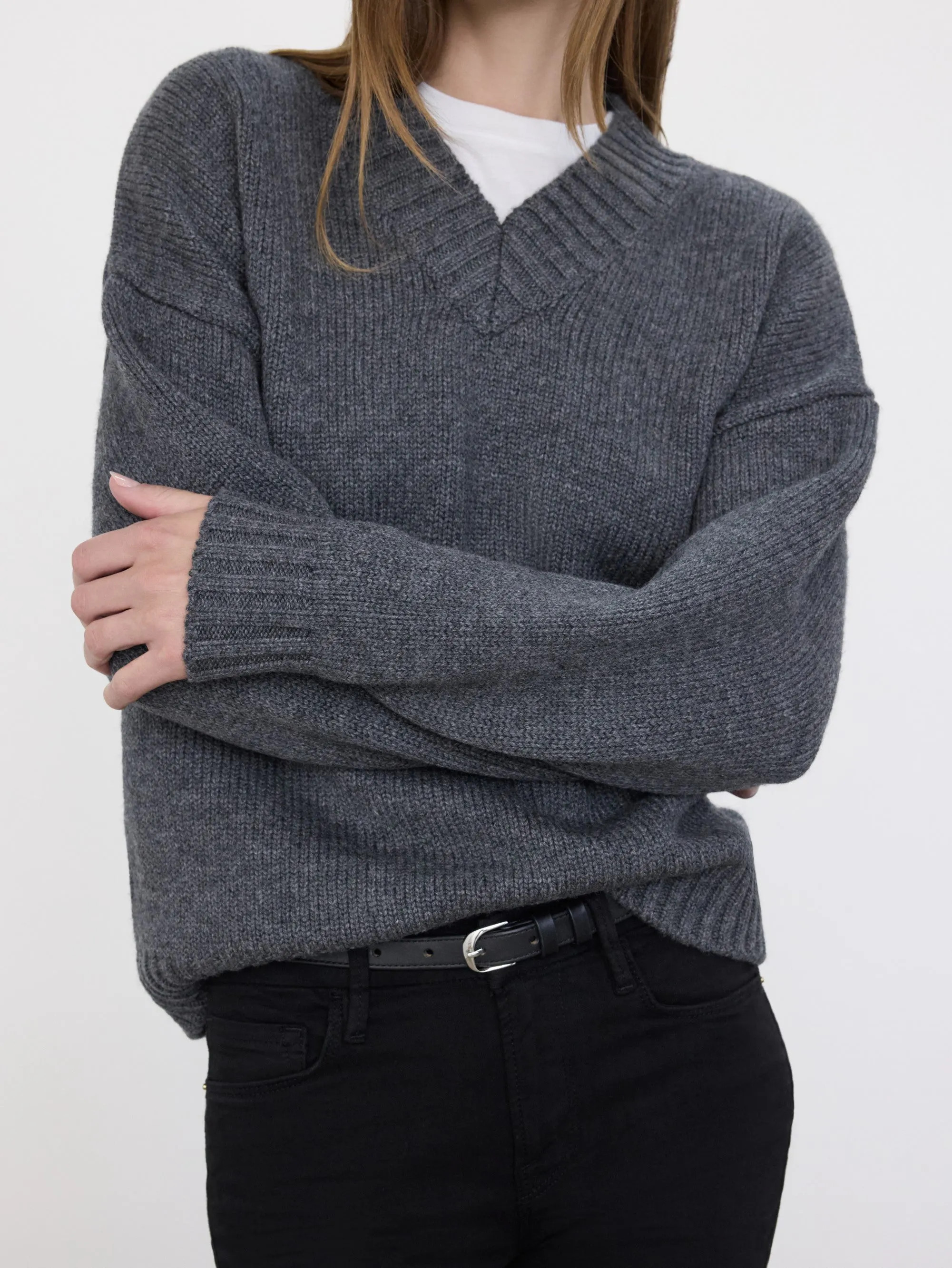 Chunky V-Neck Sweater  in  Charcoal Heather | Frame Denim
