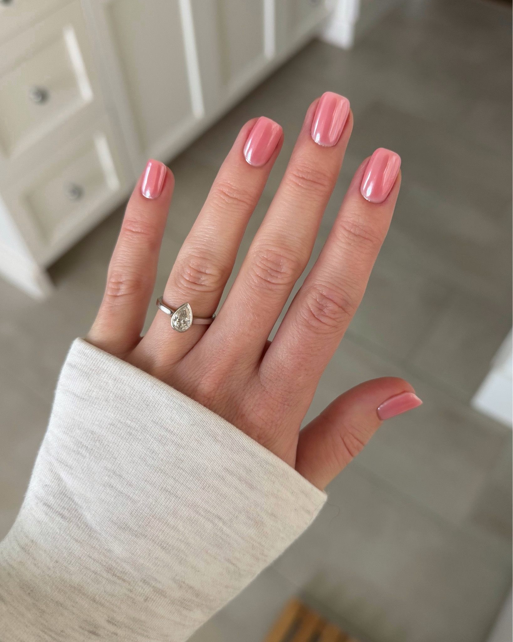 Clean girl chrome! 🧼🛁🫧

Steps below!
• nail thoughts base
• two light coats berry groove
• one coat no wipe tc
• apply chrome with silicone applicator / wipe off excess with lint free wipe
• finish with no wipe tope coat!
!! This is gel cure for 60 seconds after each coat