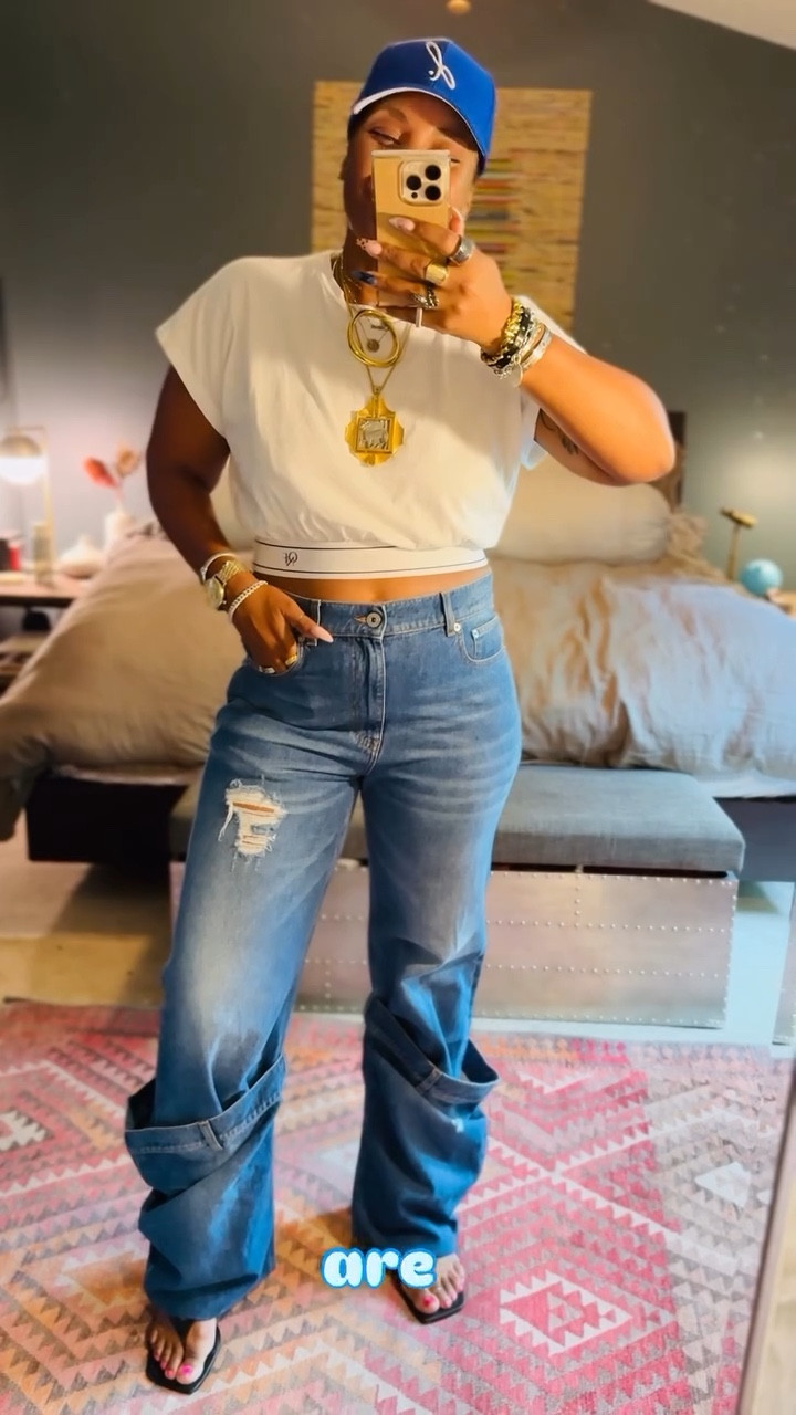 I mean…no lies told! Stop saving the good jeans or those special pieces! Wear them hunny! Just a cute and comfy weekend lewk! What y’all think?
•
•
Style over 40, denim style, denim lover, JW Anderson bucket jeans