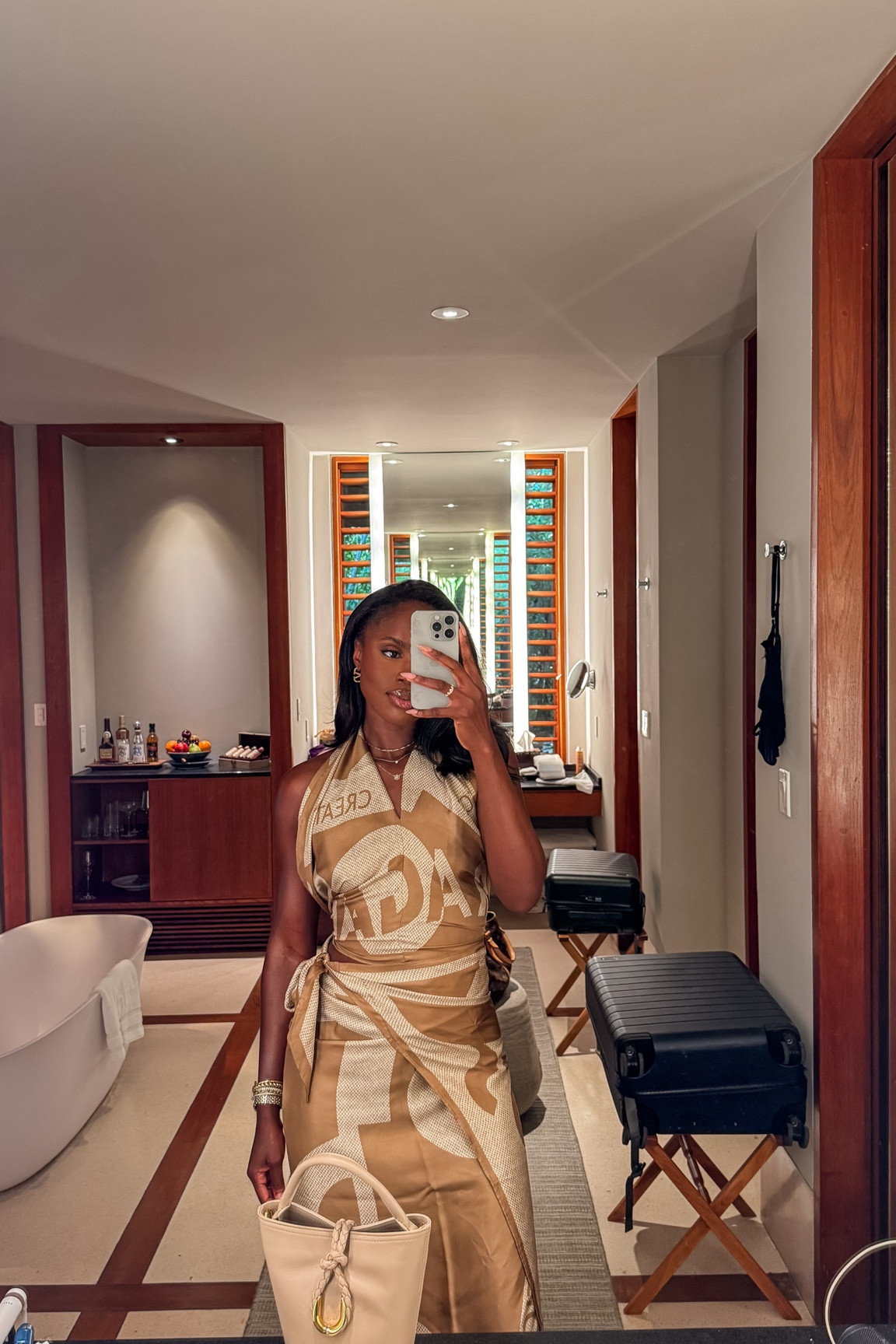 Neutrals on vacation are a vibe too 