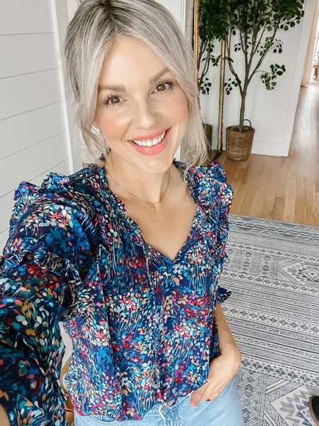 This floral top is so so so pretty and only $22! I’ve linked a few other prints as well and my $16 jeans!
All affordable and all from @Walmart! #IYWYK

 #Walmart #WalmartStyle