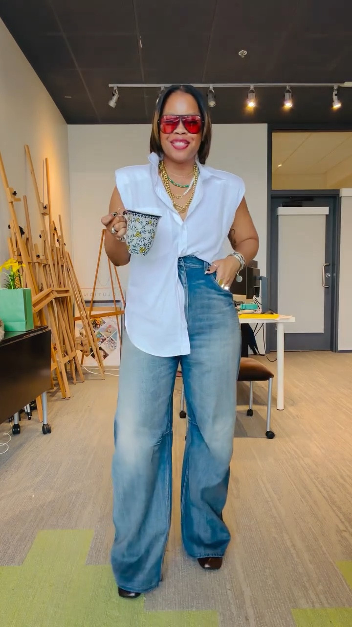 I mean…it’s my vibe and true to my personal style and I love it! I’m not one of those people who only wear the same 5 jeans!! Give me variety cause I’m wearing them all! Where my denim people?!! 👖💙💙