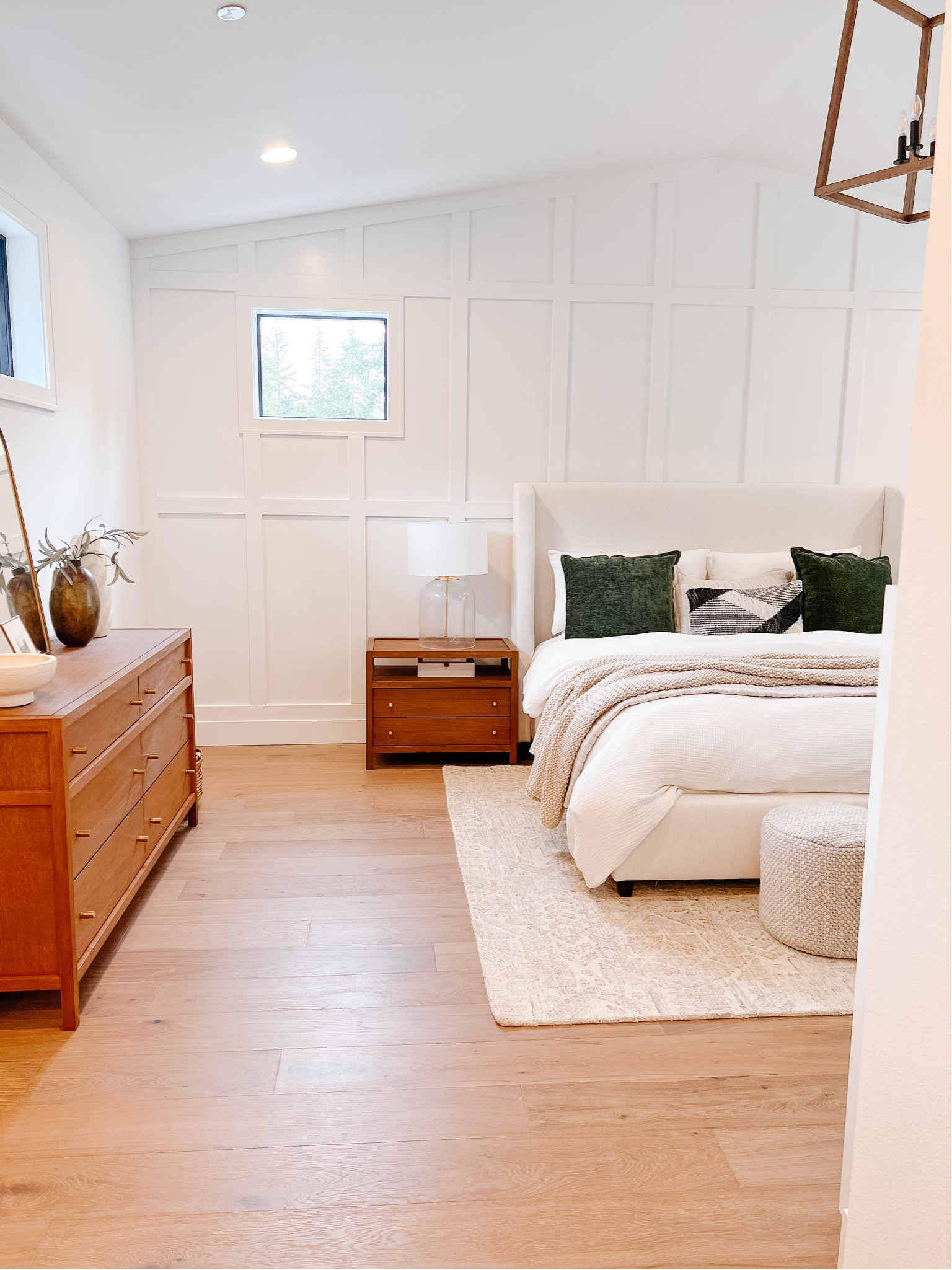 Finally have my bedroom organized and designed. 

Bed: Restoration HW
Bedding: mix of West Elm and Target
Dressers: Crate and Barrel (in driftwood)
Lamps: Pottery Barn
Rug: West Elm




#LTKstyletip #LTKhome #LTKfamily