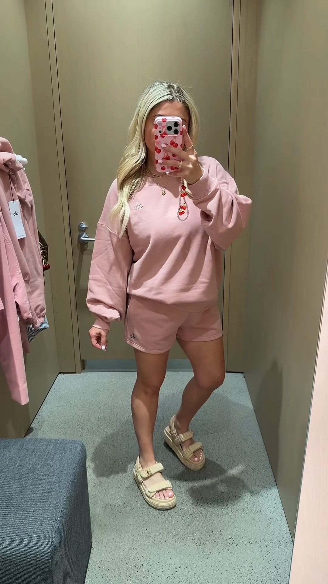 Alo vintage pink ✨
Size small