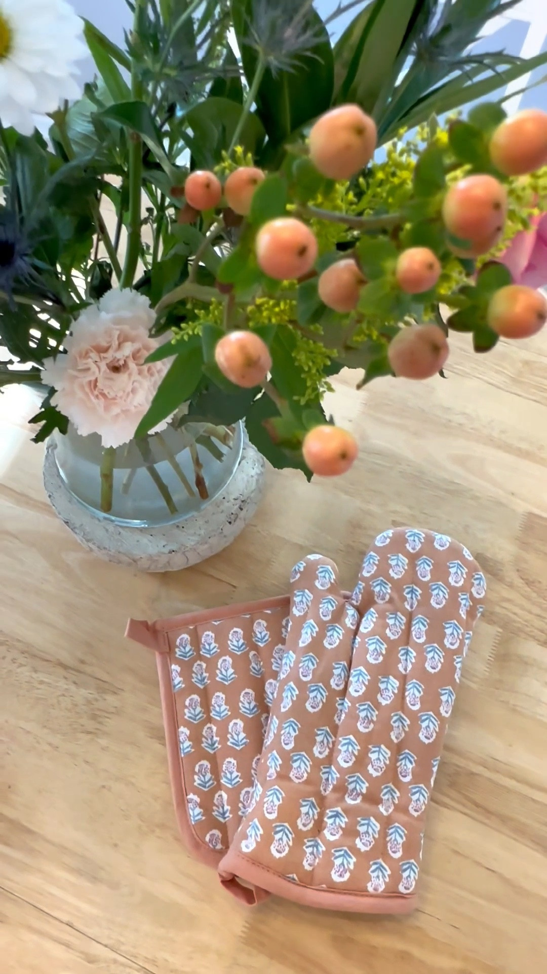 Calling all grandmillenial girlies- check out the adorable block print oven mitts and pot holder set that are only $10!! 

#LTKFind #LTKunder50 #LTKhome