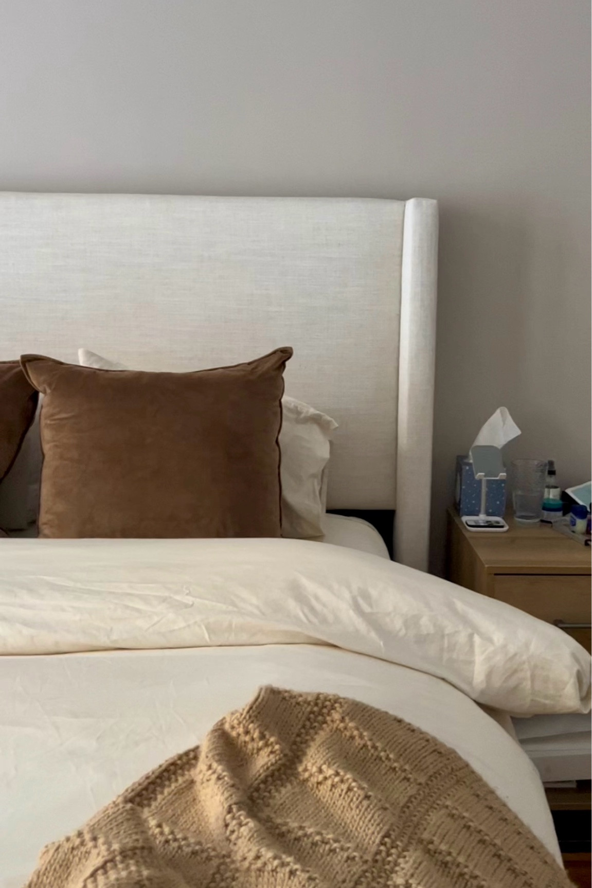 I know alot of you are trying to rush into the Fall season, but I love how my bedroom has the warm and cozy vibe all year round🥰. It’s the perfect info for your Fall 2024 bedroom decor

*All of my bedroom details can be found in my LTK through the link in bio*
.

.

.
#bedroomstyling #warmandcozy #cozybedroom #cozyvibes #neutralbedroom #bedroominspo #bedroomdecor #nycapartment #smallbedroom #smallbedroomideas #minimalinterior #blackgirlhomedecor #blackgirltiktok