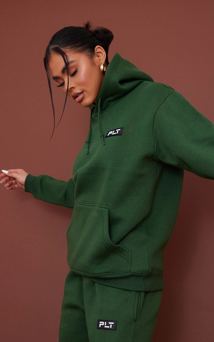 Plt Recycled Forest Green Badge Oversized Hoodie | Pretty Little Thing (Australia & New Zealand)