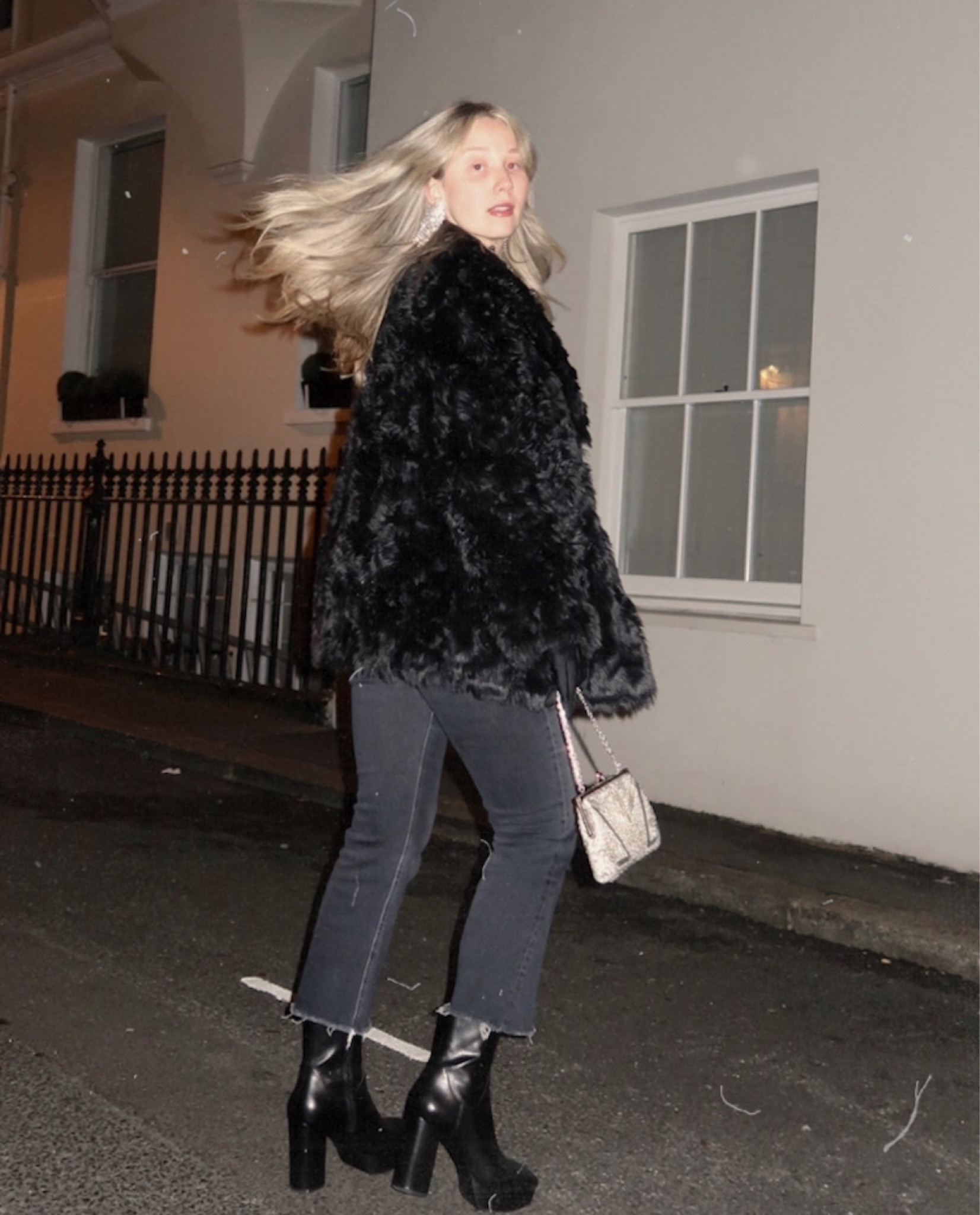 🖤📸

date night look, dinner look, faux fur coat, platform boots, evening bag, rag and bone jeans, fall fashion 

#LTKtravel #LTKshoecrush #LTKstyletip