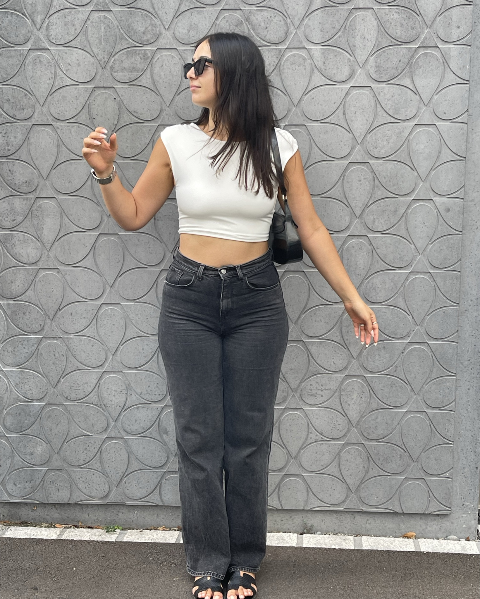 High waisted jeans, flare jeans, dark grey jeans, backless white T-shirt, black leather shoulder bag, flat sandals, sunglasses 

 #LTKcurves #LTKmidsize #LTKeurope