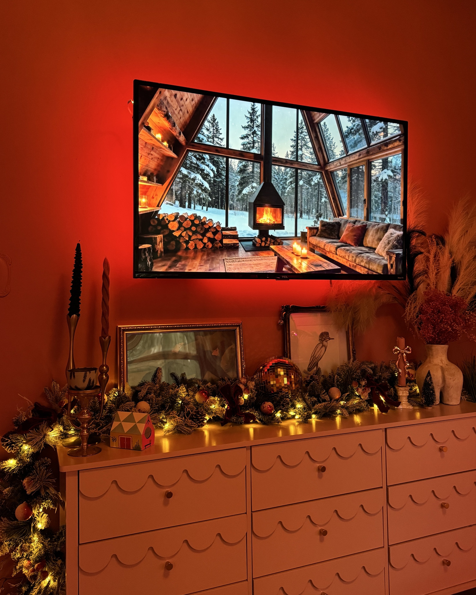 Christmas has spread to the bedroom 👌🏻 in LOVE with this prelit and decorated garland 