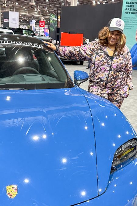 Car show with my crew. Loved this comfy, cozy athletic set from Fabletics. @fabletics #Fabletics #OneJogger #Joggers #BomberJackets #Fitness #Carshows #CarEnthusiast 
