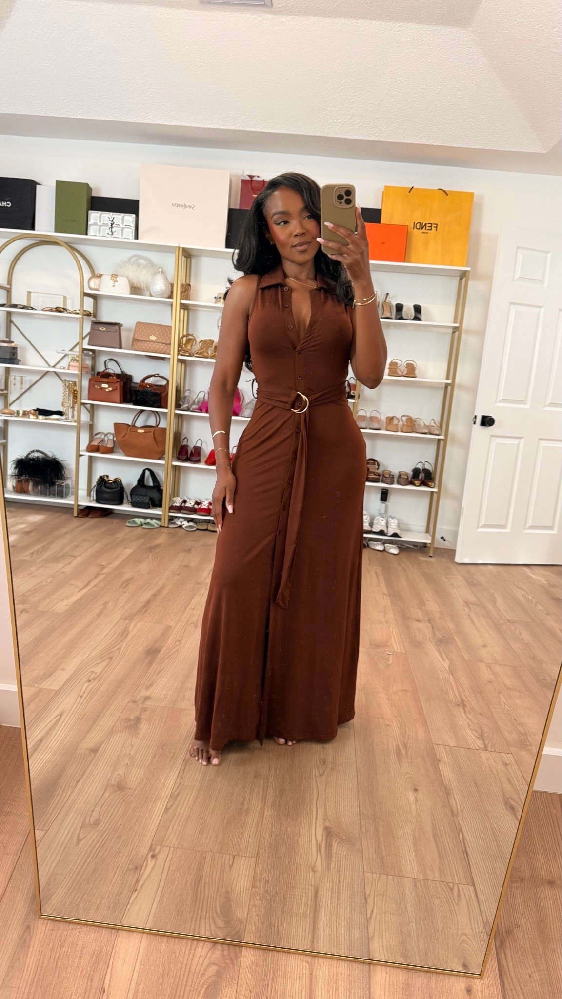 Timeless & Chic
This sleeveless brown collared dress with button details is giving sleek sophistication—perfect for work, date night, or a spring day out.

Wearing size small (6), 140 lbs, 5’4”

Feeling the vibe? Drop a 🤎 if you’d wear it!

Follow @kirasfashionfinds on the @shop.LTK app for exclusive content + shop this look: https://liketk.it/58U4M

#Dresses #MidsizeFashion #PetiteFashion #SpringWardrobe #TimelessFashion #ChicAndTrendy #OOTDStyle #WomensWear #ExplorePageFashion