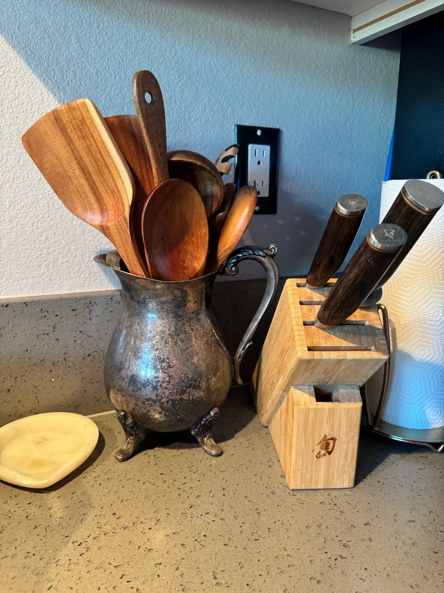 Kitchen utensils set up ! I thrifted my silver pitcher but I added some of get if I didn’t have this! 

Home | Kitchen | kitchen decor | thrifted kitchen | vintage home | vintage kitchen | amazon finds | amazon kitchen | Williams Sonoma 

#LTKHome