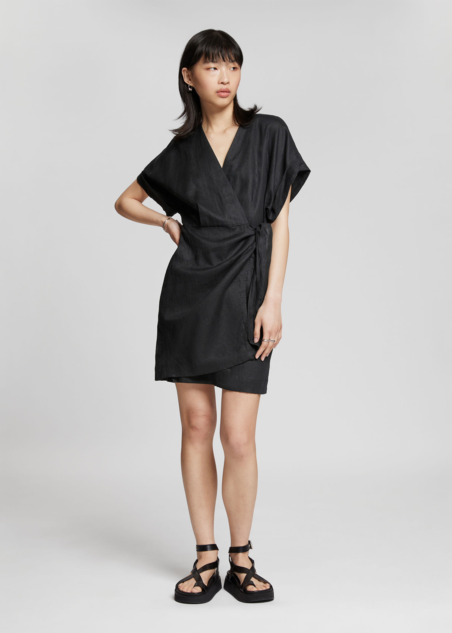 Robe portefeuille courte en lin | & Other Stories (DE + FR)