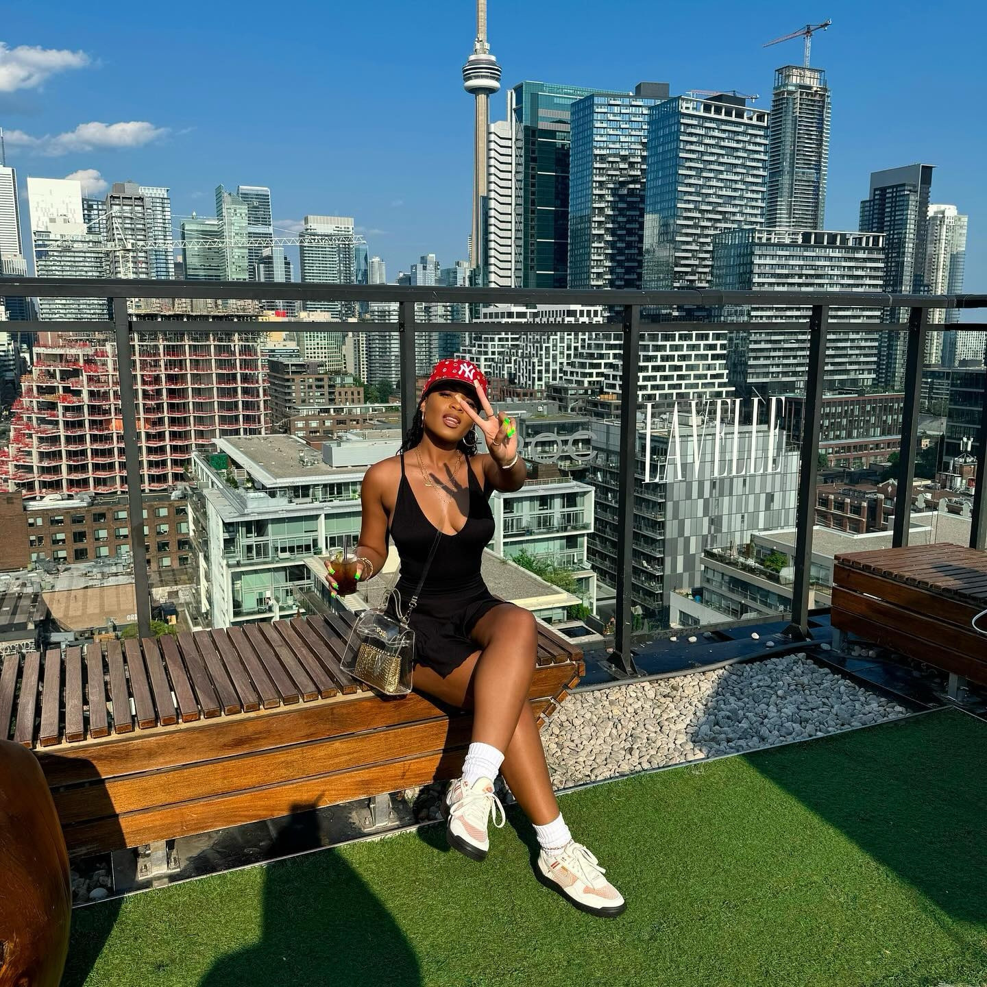 Good vibes always ❤️

#outfitoftheday  #styleblogger #stylebolggerstyle #fashionista #instafashion  #trending #styleinfluencer #streetwear #streetwearfashion #sneakerhead #chicksinkicks #toronto