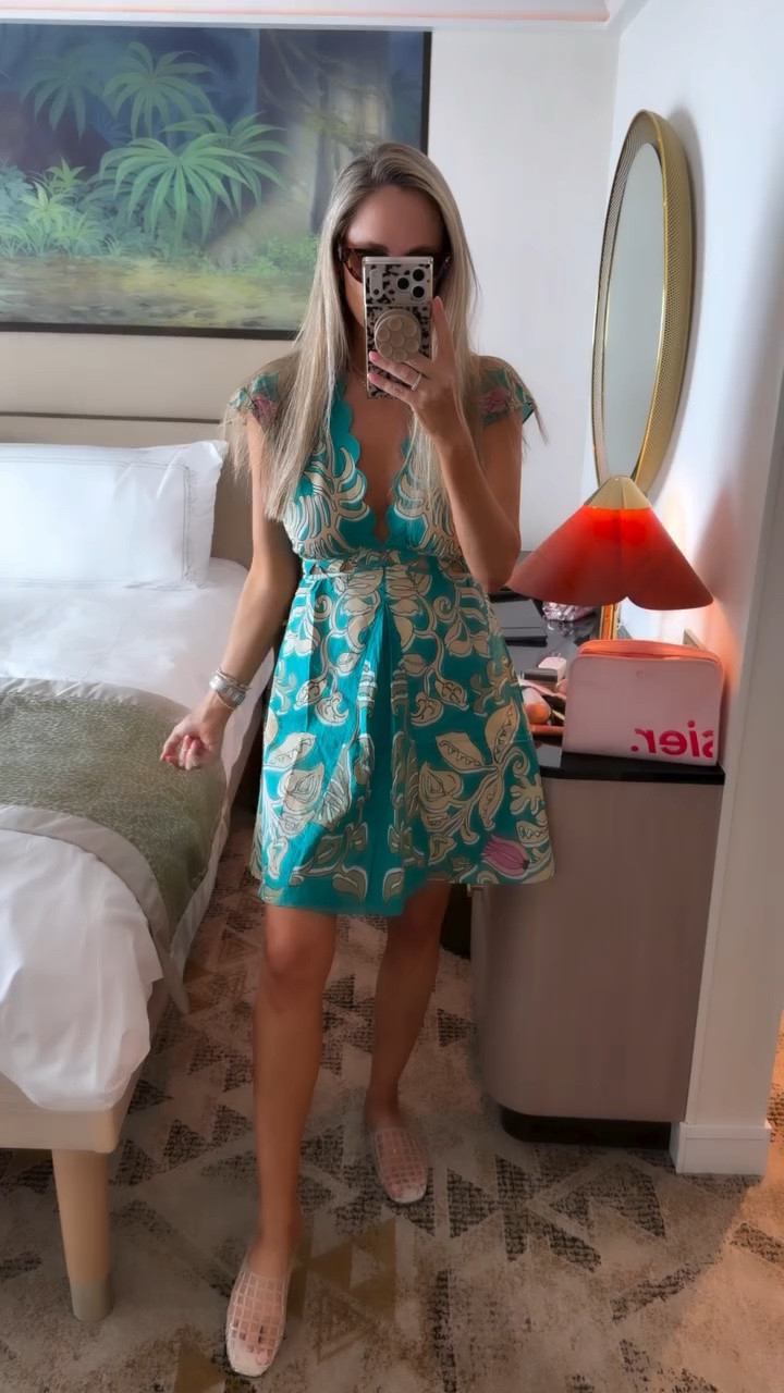 30% off this vacation gorgeous dress 🌴💫🎉

Summer dress
Lightweight dress
Vacation outfit
Cruise dress

#LTKgrwm #LTKOver40 #LTKTravel

Comment SHOP below to receive a DM with the link to this post on my LTK ⬇ https://liketk.it/6fTTA #fashionablyjess #cruiseoutfit

#LTKootd #LTKSaleAlert #LTKvlog