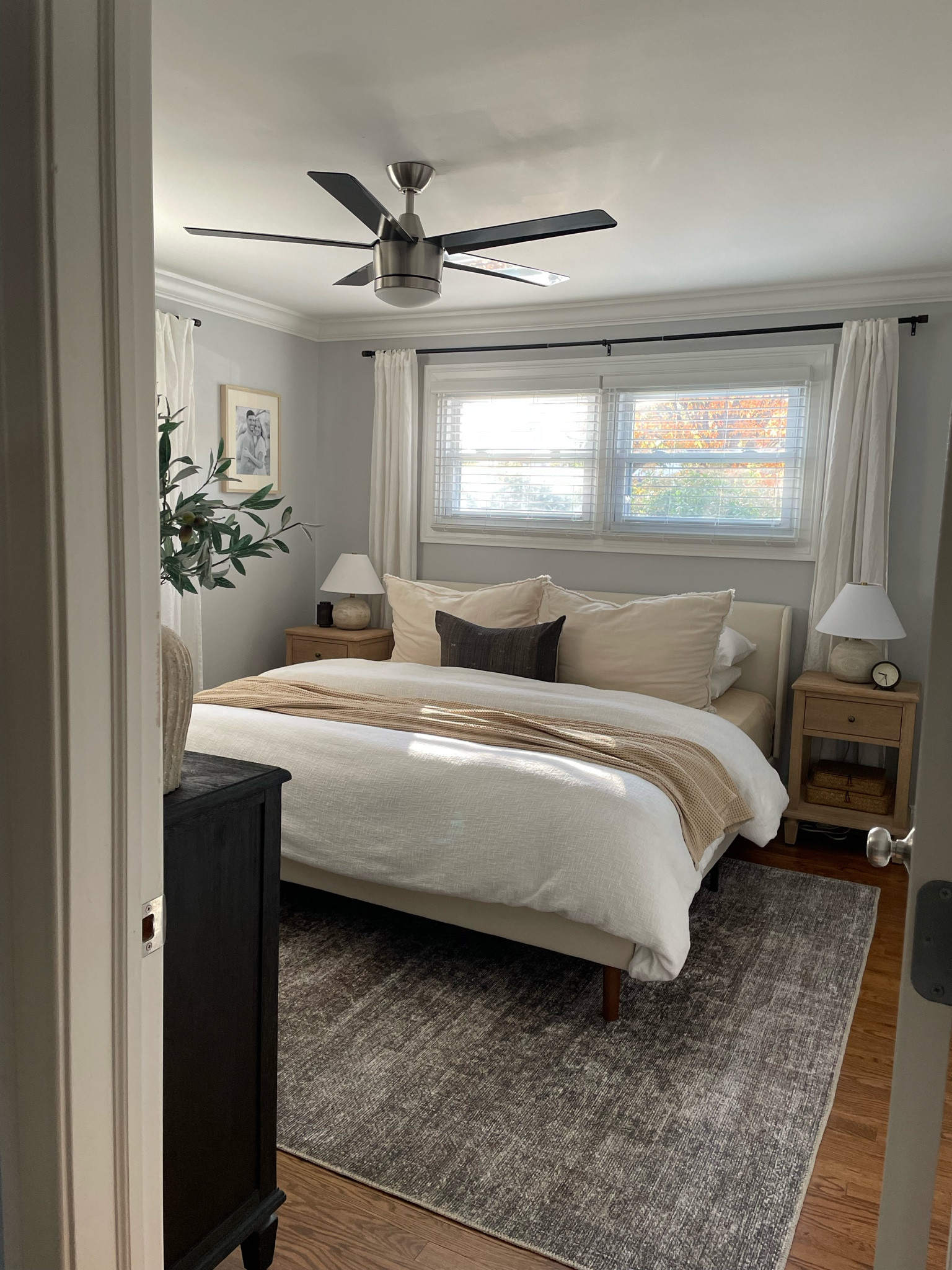 Will never stop recommending this bed frame – seems sooo much more high end than Home Depot, such great quality for the price. We have the queen bed frame in our guest room, king bed frame in our primary bedroom 🙌🏼

Bedroom decor, transitional style, affordable bed frame, upholstered bed frame

#LTKHome #LTKFindsUnder100 #LTKFindsUnder50