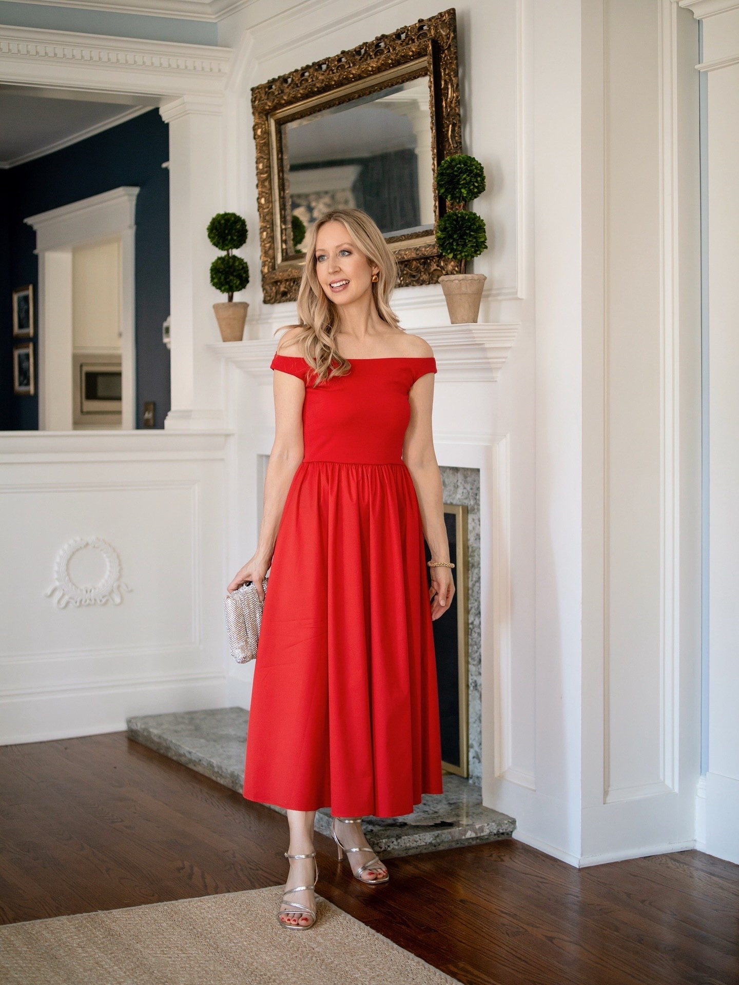 On the blog… what shoes to wear with a red dress. I’m sharing styling tips for wearing red dresses no matter the season. Comment Link and I’ll send you the link to the post so you can read and shop. 
Wearing my favorite gold heels from @inez - take 15% off with TARA15. 

Happy Friday! 

#reddresses #timelessfashion #classychic
