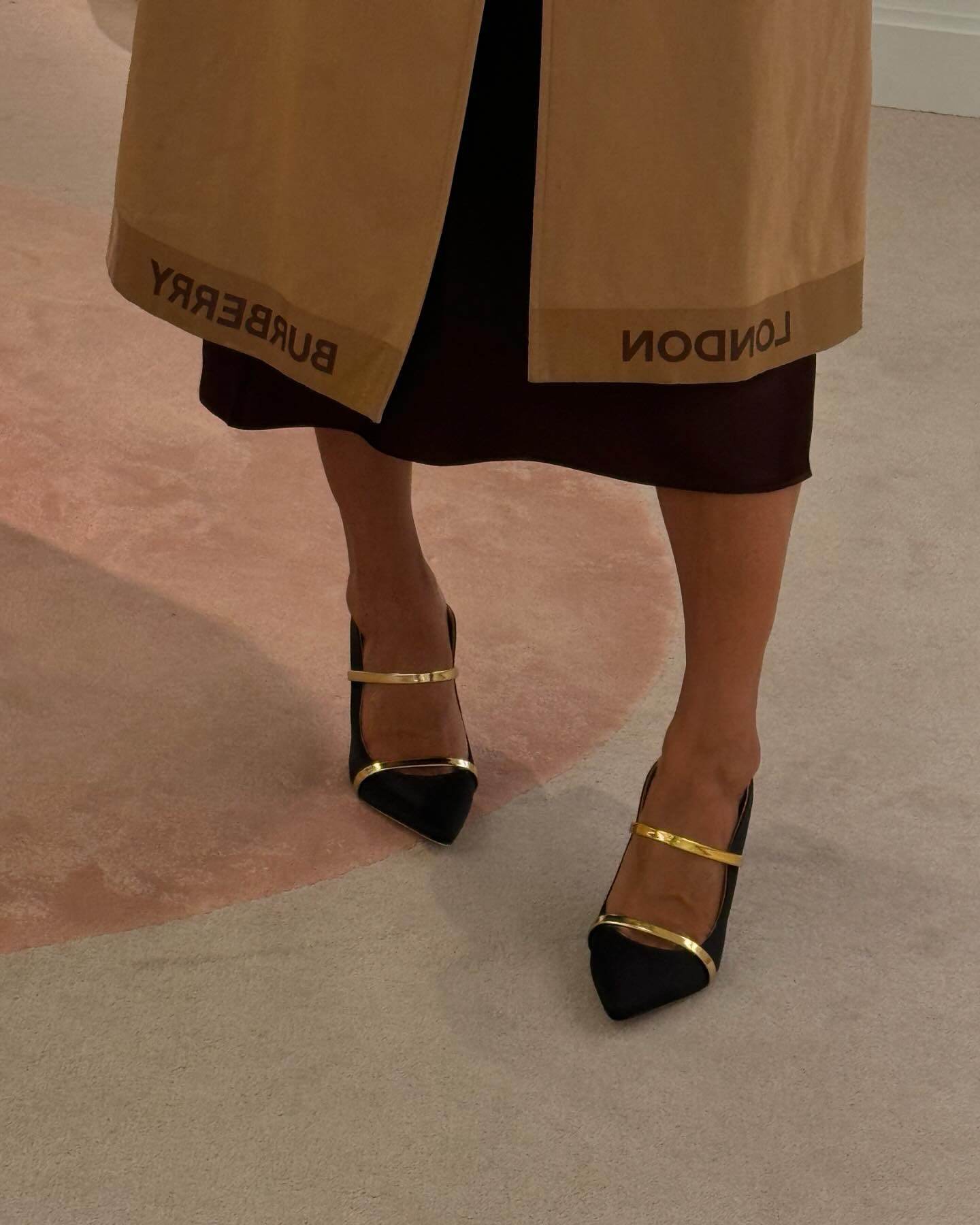 So do shoe models get paid in shoe?
Asking for a friend 😇
@malonesouliers @londonfashionweek 

A British brand, made in Italy, designed in South Ken, London 🇬🇧 🇮🇹 💋🫠

Surprisingly super comfortable! 
And yes, they don’t come off while you walk which is everyone’s question 😅
.
#shoe #shoes #malonesouliers #harrods #shoeheaven #shoeheavenharrods #london #londonfashionweek #shoelover #shoeaddict #britishbrand #britishdesigner #ahoedesign #shoes #blackandgold