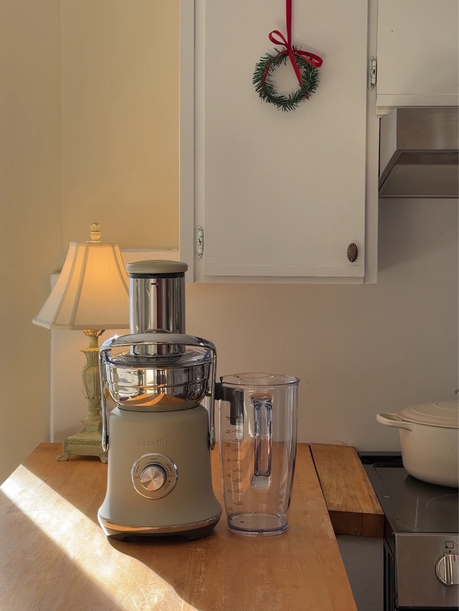 A kitchen gift is my favorite gift, especially if it is from @Breville. The Almond Nougat colorway is my personal favourite and exclusively available @crateandbarrel, now who is coming over for brunch and fresh juice?🥕 #CratePartner #ad #PlaidLink 