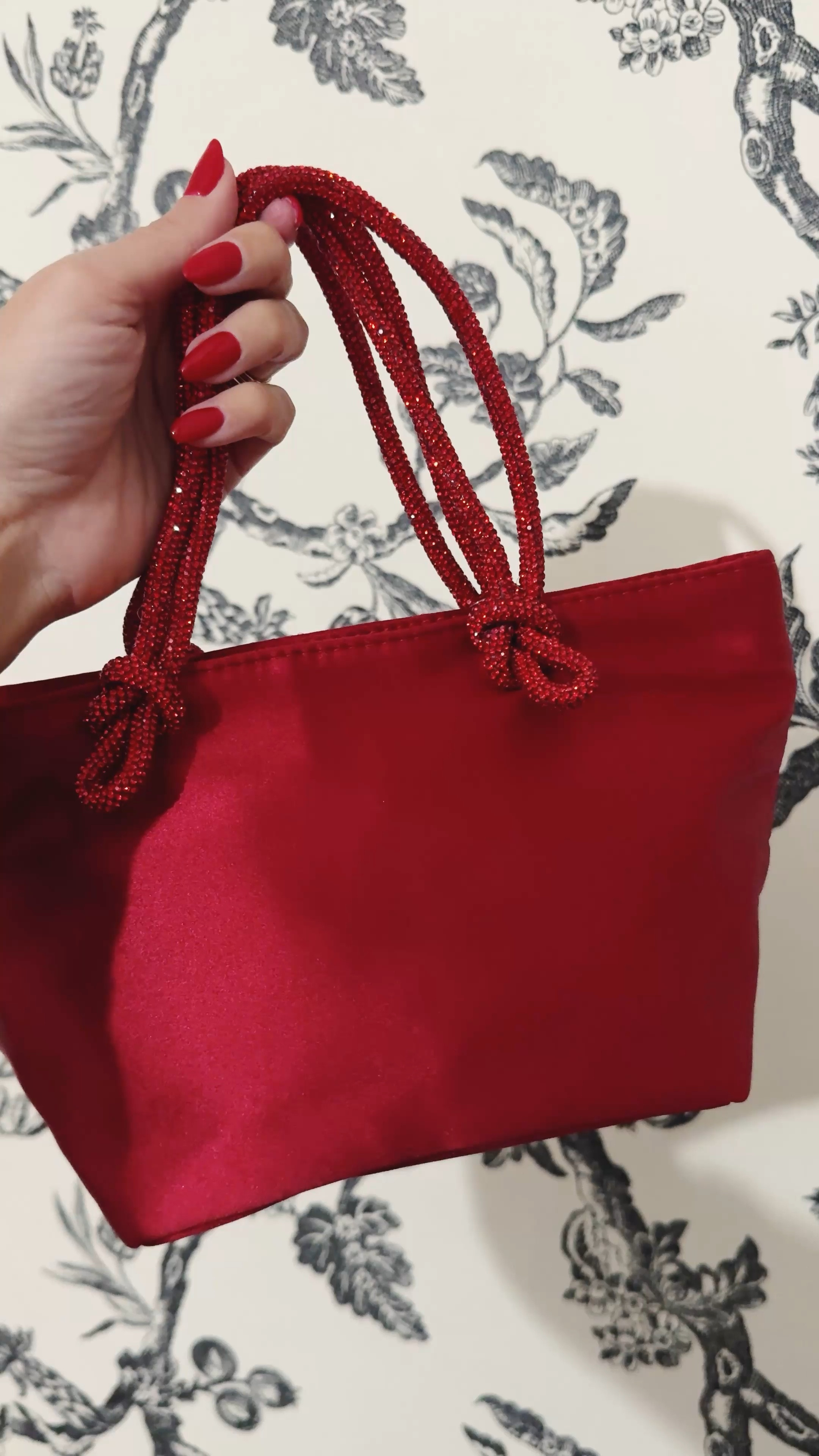 Cutest holiday party bag under $50

#LTKSeasonal