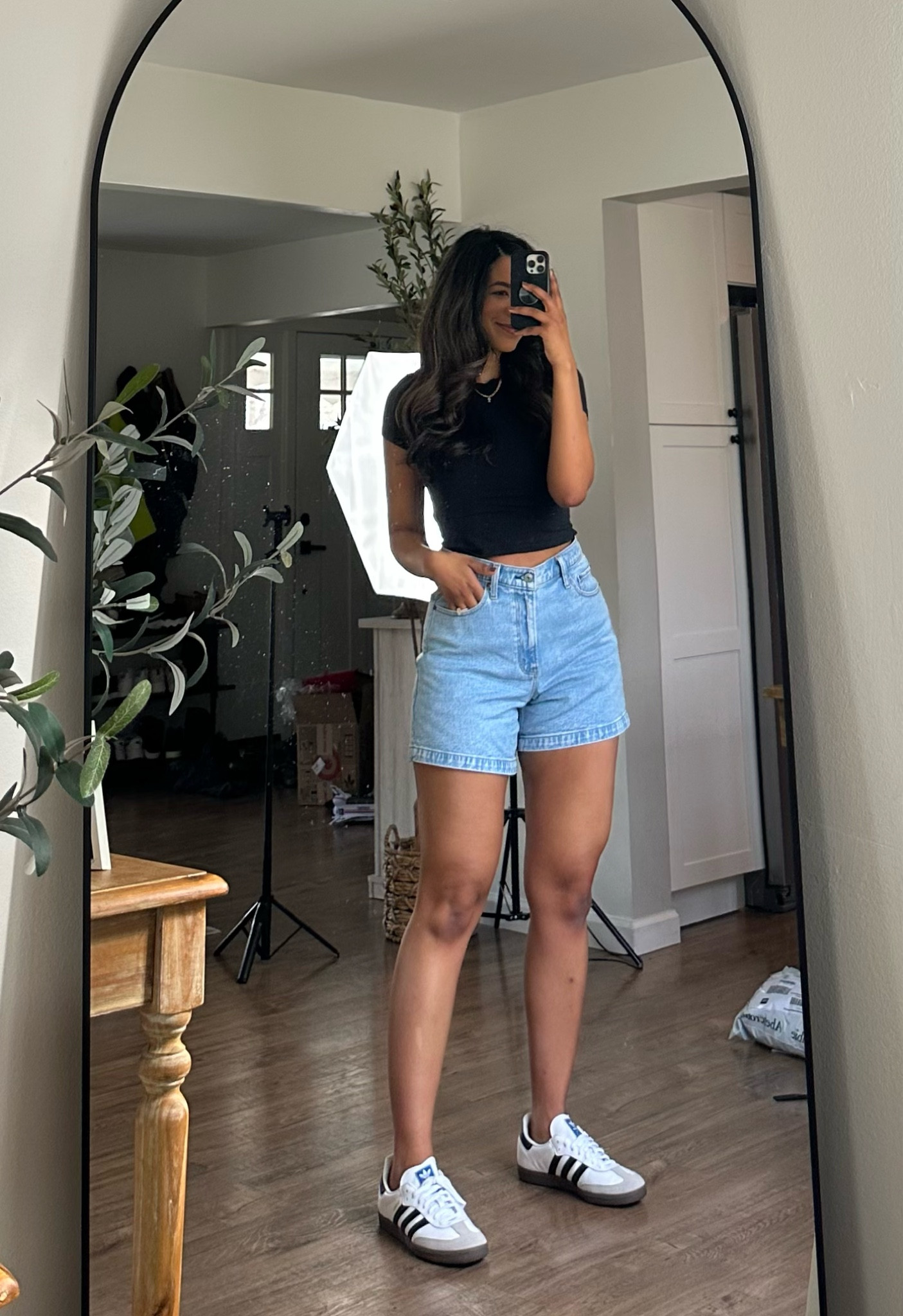 Dad shorts are in stock!!! Curve love 29 I’m usually a 28 but sized up one for baggier fit! Abercrombie baby tee size small 