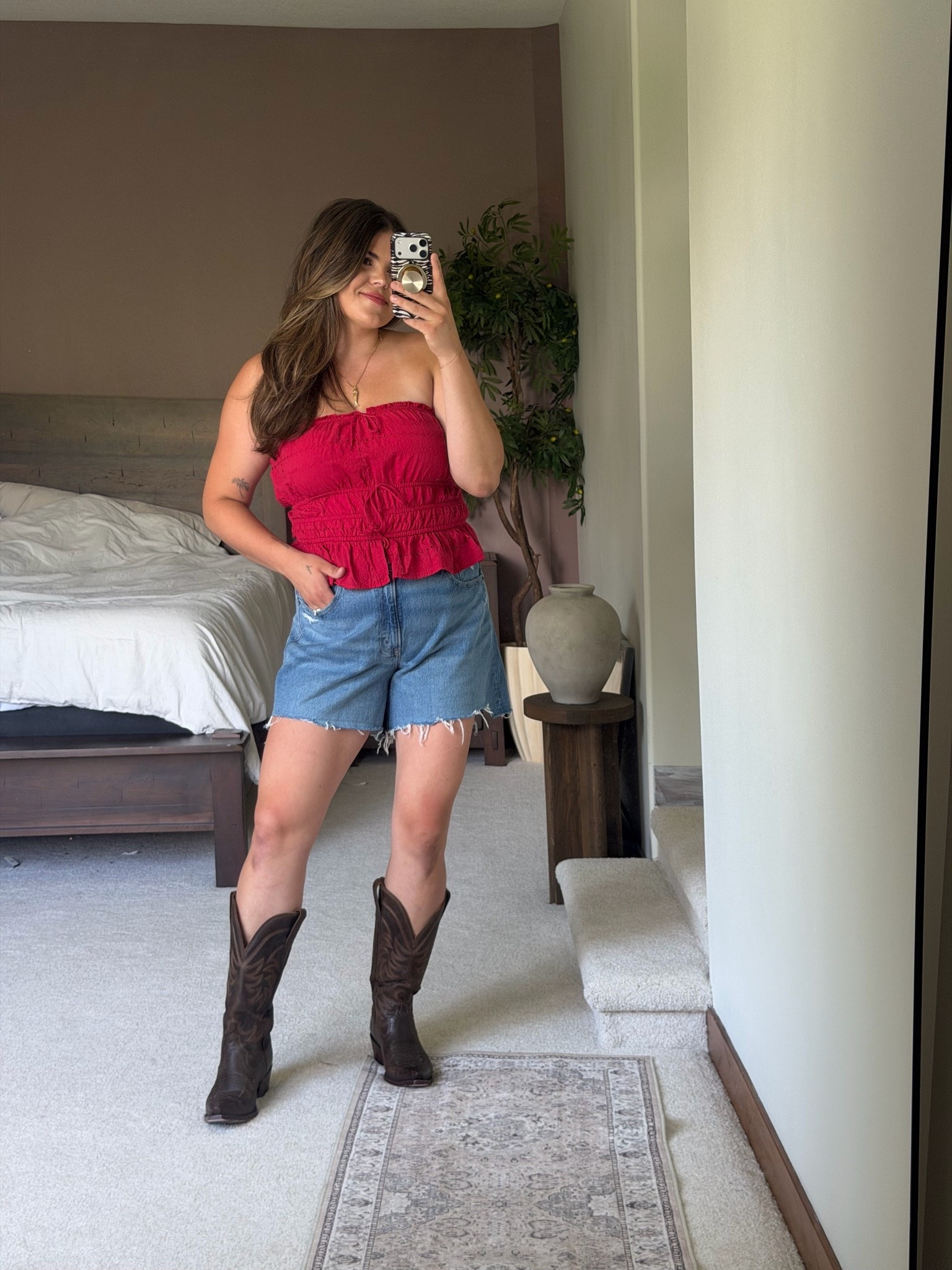 Summer outfit (July 4 summer 2026 friendly) 
Xl in peplum tube top and size 32 in dad Jean shorts from Abercrombie. 

Boots are tecova size down half a size 

Midsize, size 12, size 14, mom style, curvy outfit, state fair c country concert, Nashville